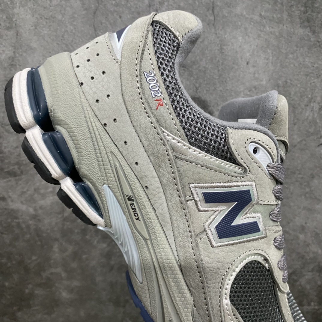 图片[7]-独家纯原版 新百伦New Balance ML2002RA NB2002R经典灰绿 全套原楦原纸板原厂数据开发 原厂网纱 原装进口荔枝纹皮料正确绒感卡色 正确中底拉帮中底网布细节 一比一手工擦旧效果 冲裁组合 匠心打造 耗时两个月开发完成 工艺极其复杂难度可想而知 新开独立私模大底 全网唯一正确做旧组合大底 高端零售专供产物 尺码：36/45-选品中心