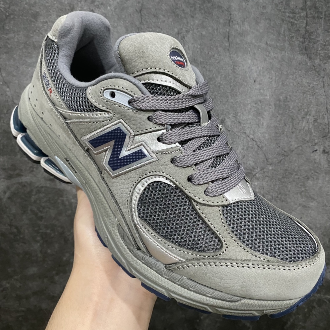图片[3]-独家纯原版 新百伦New Balance ML2002RA NB2002R经典灰绿 全套原楦原纸板原厂数据开发 原厂网纱 原装进口荔枝纹皮料正确绒感卡色 正确中底拉帮中底网布细节 一比一手工擦旧效果 冲裁组合 匠心打造 耗时两个月开发完成 工艺极其复杂难度可想而知 新开独立私模大底 全网唯一正确做旧组合大底 高端零售专供产物 尺码：36/45-选品中心
