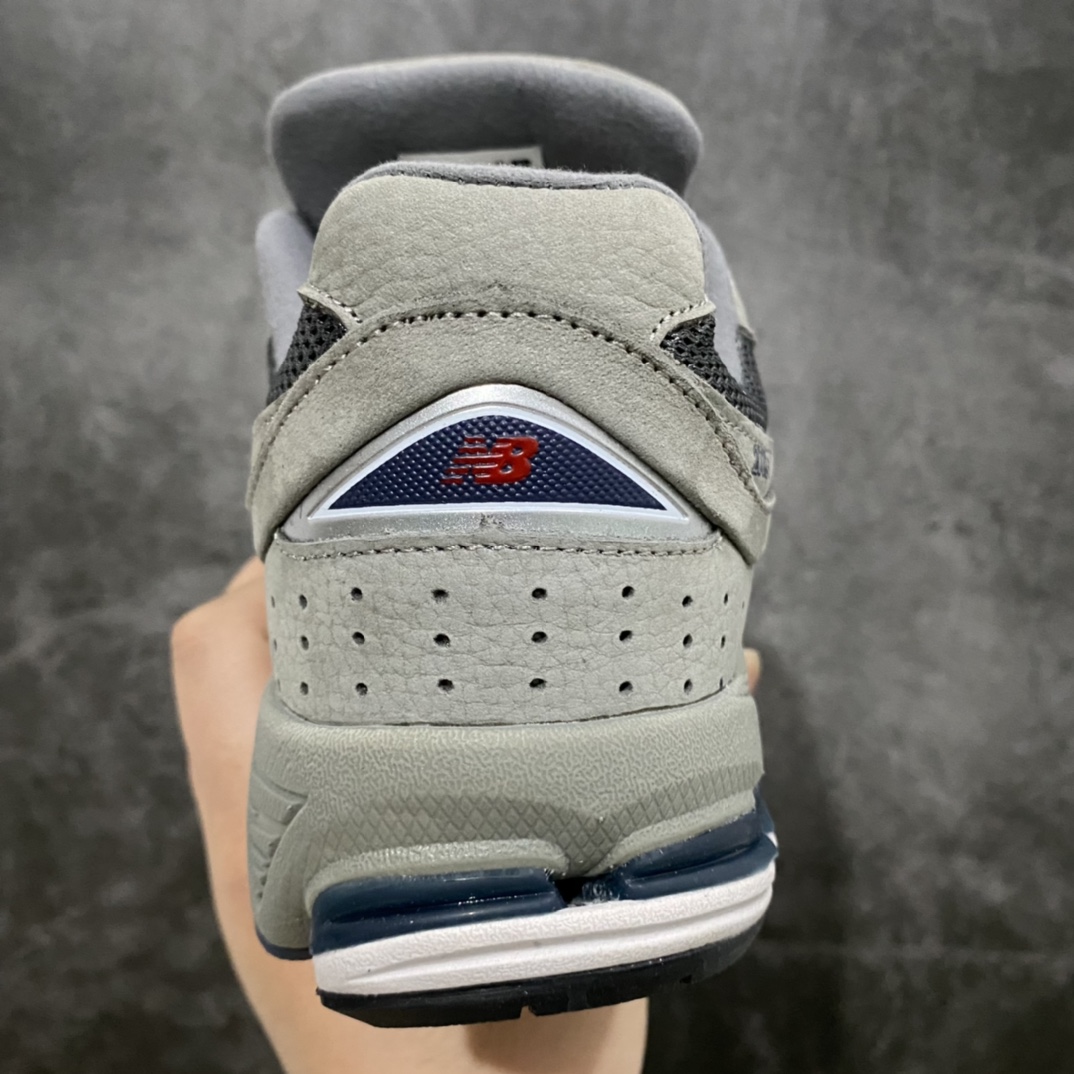 图片[4]-独家纯原版 新百伦New Balance ML2002RA NB2002R经典灰绿 全套原楦原纸板原厂数据开发 原厂网纱 原装进口荔枝纹皮料正确绒感卡色 正确中底拉帮中底网布细节 一比一手工擦旧效果 冲裁组合 匠心打造 耗时两个月开发完成 工艺极其复杂难度可想而知 新开独立私模大底 全网唯一正确做旧组合大底 高端零售专供产物 尺码：36/45-选品中心