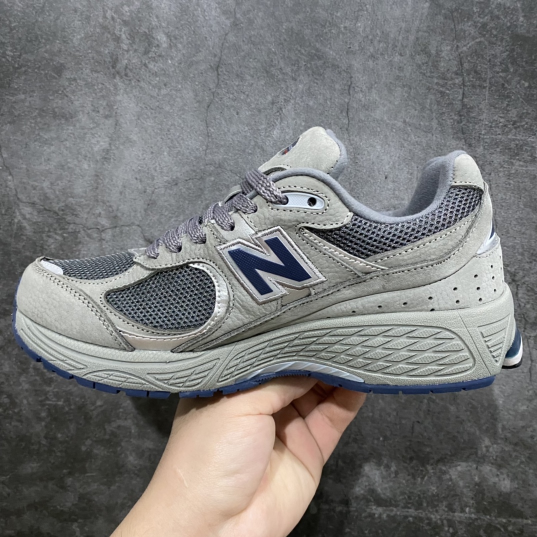 图片[2]-独家纯原版 新百伦New Balance ML2002RA NB2002R经典灰绿 全套原楦原纸板原厂数据开发 原厂网纱 原装进口荔枝纹皮料正确绒感卡色 正确中底拉帮中底网布细节 一比一手工擦旧效果 冲裁组合 匠心打造 耗时两个月开发完成 工艺极其复杂难度可想而知 新开独立私模大底 全网唯一正确做旧组合大底 高端零售专供产物 尺码：36/45-选品中心