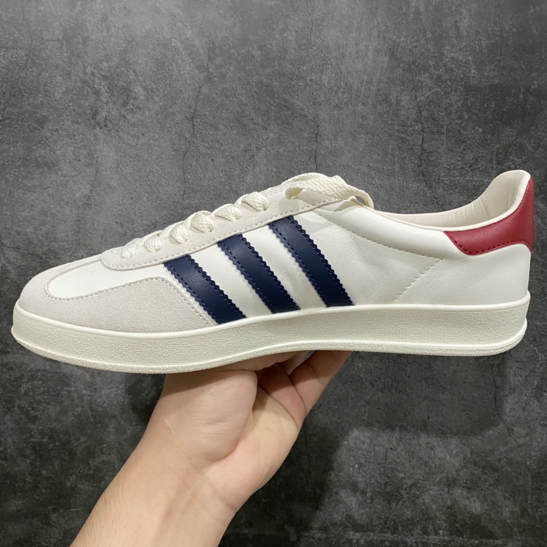 图片[2]-R版 市场目前最优版本 古驰Gucci x AD Originals Gazelle\”Esquisite Gucci\”联名羚羊系列低帮复古百搭休闲运动板鞋 HQ8849 双方以 Originals GAZELLE 以为蓝本，保留鞋身三线的同时，通过帆布、麂皮、仿蛇纹理和 Gucci Logo 元素等配色，释放出出多样的可塑性。大底方面则在后跟特别刻印有 Gucci 字样，彰显联名身份。 尺码：36 36.5 37 38 38.5 39 40 40.5 41 42 42.5 43 44-选品中心