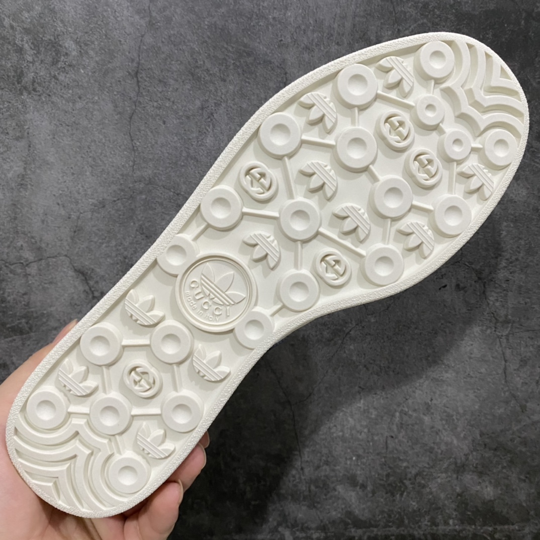 图片[9]-R版 市场目前最优版本 古驰Gucci x AD Originals Gazelle\”Esquisite Gucci\”联名羚羊系列低帮复古百搭休闲运动板鞋 HQ8849 双方以 Originals GAZELLE 以为蓝本，保留鞋身三线的同时，通过帆布、麂皮、仿蛇纹理和 Gucci Logo 元素等配色，释放出出多样的可塑性。大底方面则在后跟特别刻印有 Gucci 字样，彰显联名身份。 尺码：36 36.5 37 38 38.5 39 40 40.5 41 42 42.5 43 44-选品中心