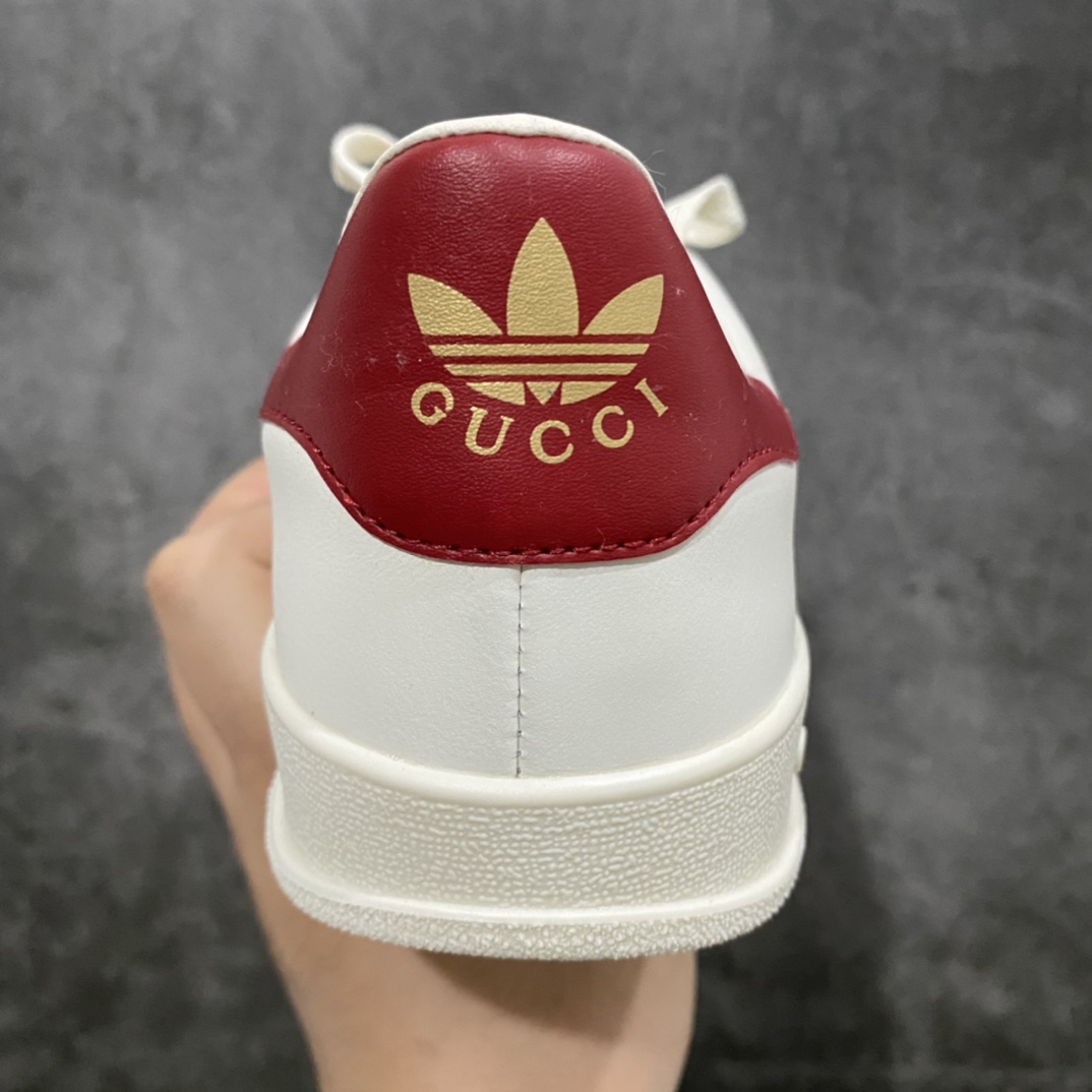 图片[4]-R版 市场目前最优版本 古驰Gucci x AD Originals Gazelle\”Esquisite Gucci\”联名羚羊系列低帮复古百搭休闲运动板鞋 HQ8849 双方以 Originals GAZELLE 以为蓝本，保留鞋身三线的同时，通过帆布、麂皮、仿蛇纹理和 Gucci Logo 元素等配色，释放出出多样的可塑性。大底方面则在后跟特别刻印有 Gucci 字样，彰显联名身份。 尺码：36 36.5 37 38 38.5 39 40 40.5 41 42 42.5 43 44-选品中心