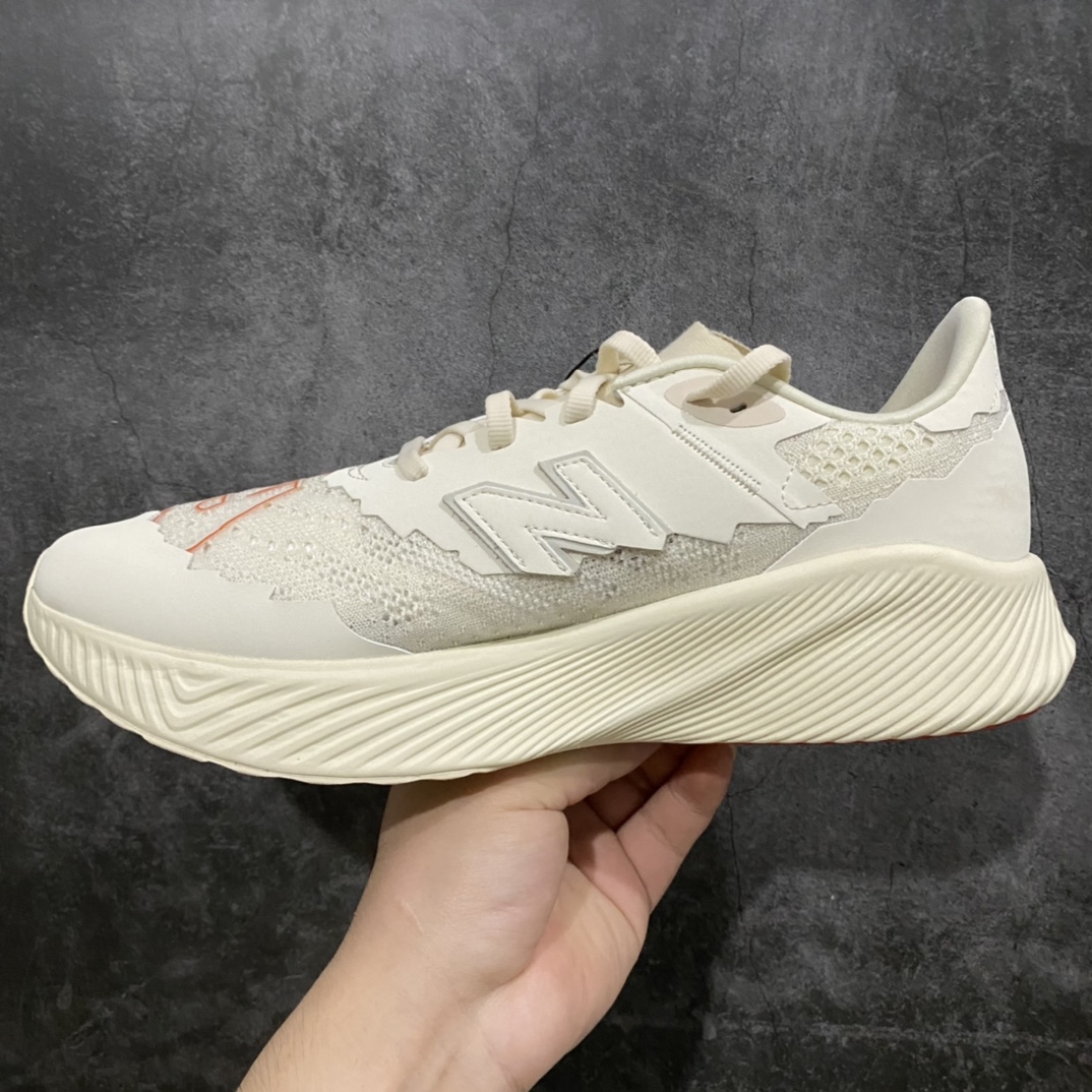 图片[2]-外贸纯原版出货‼️ Stone Island x New Balance RC Elite V2 NB石头岛联米白红配色 Stone Island与NewBalance\’s Tokyo Design Studio合作推出FuelCellRCEliteV2 这是双方首次选用特定的跑步和训练鞋合作。因为两者有一些共同的核心价值观。创新、独立和无噱头品质的传承使字母N和StoneIsland指南针成为品味的代名词。Stone Island Tokyo Design Studio FuelCell RC Elite的外型、推进性的FuelCell缓震、全掌、能量回馈的碳纤维板和透气的针织鞋面，搭配锯齿状边缘，合成覆盖层，灵感来源于经典的574。 尺码：36 37 37.5 38 38.5 39.5 40 41.5 42 42.5 43 44 44.5 45 46.5-选品中心