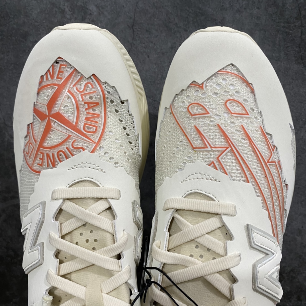 图片[5]-外贸纯原版出货‼️ Stone Island x New Balance RC Elite V2 NB石头岛联米白红配色 Stone Island与NewBalance\’s Tokyo Design Studio合作推出FuelCellRCEliteV2 这是双方首次选用特定的跑步和训练鞋合作。因为两者有一些共同的核心价值观。创新、独立和无噱头品质的传承使字母N和StoneIsland指南针成为品味的代名词。Stone Island Tokyo Design Studio FuelCell RC Elite的外型、推进性的FuelCell缓震、全掌、能量回馈的碳纤维板和透气的针织鞋面，搭配锯齿状边缘，合成覆盖层，灵感来源于经典的574。 尺码：36 37 37.5 38 38.5 39.5 40 41.5 42 42.5 43 44 44.5 45 46.5-选品中心