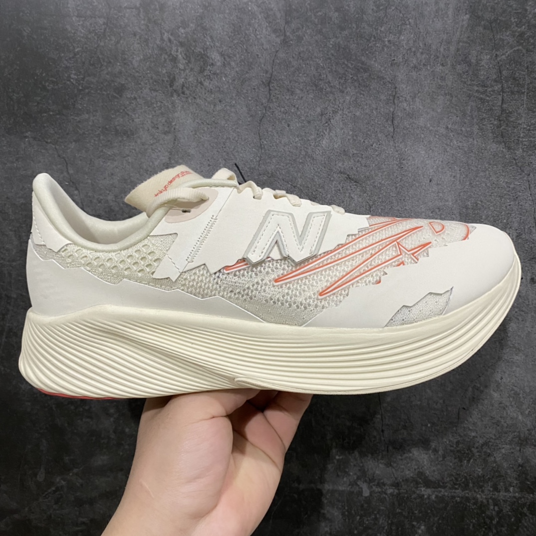 外贸纯原版出货‼️ Stone Island x New Balance RC Elite V2 NB石头岛联米白红配色 Stone Island与NewBalance\'s Tokyo Design Studio合作推出FuelCellRCEliteV2 这是双方首次选用特定的跑步和训练鞋合作。因为两者有一些共同的核心价值观。创新、独立和无噱头品质的传承使字母N和StoneIsland指南针成为品味的代名词。Stone Island Tokyo Design Studio FuelCell RC Elite的外型、推进性的FuelCell缓震、全掌、能量回馈的碳纤维板和透气的针织鞋面,搭配锯齿状边缘,合成覆盖层,灵感来源于经典的574。 尺码:36 37 37.5 38 38.5 39.5 40 41.5 42 42.5 43 44 44.5 45 46.5-选品中心