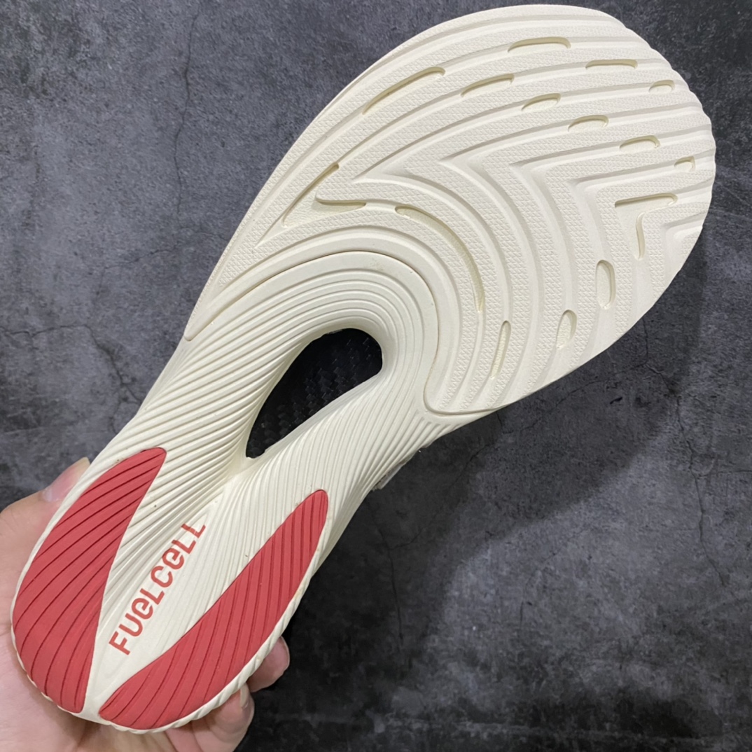图片[9]-外贸纯原版出货‼️ Stone Island x New Balance RC Elite V2 NB石头岛联米白红配色 Stone Island与NewBalance\’s Tokyo Design Studio合作推出FuelCellRCEliteV2 这是双方首次选用特定的跑步和训练鞋合作。因为两者有一些共同的核心价值观。创新、独立和无噱头品质的传承使字母N和StoneIsland指南针成为品味的代名词。Stone Island Tokyo Design Studio FuelCell RC Elite的外型、推进性的FuelCell缓震、全掌、能量回馈的碳纤维板和透气的针织鞋面，搭配锯齿状边缘，合成覆盖层，灵感来源于经典的574。 尺码：36 37 37.5 38 38.5 39.5 40 41.5 42 42.5 43 44 44.5 45 46.5-选品中心