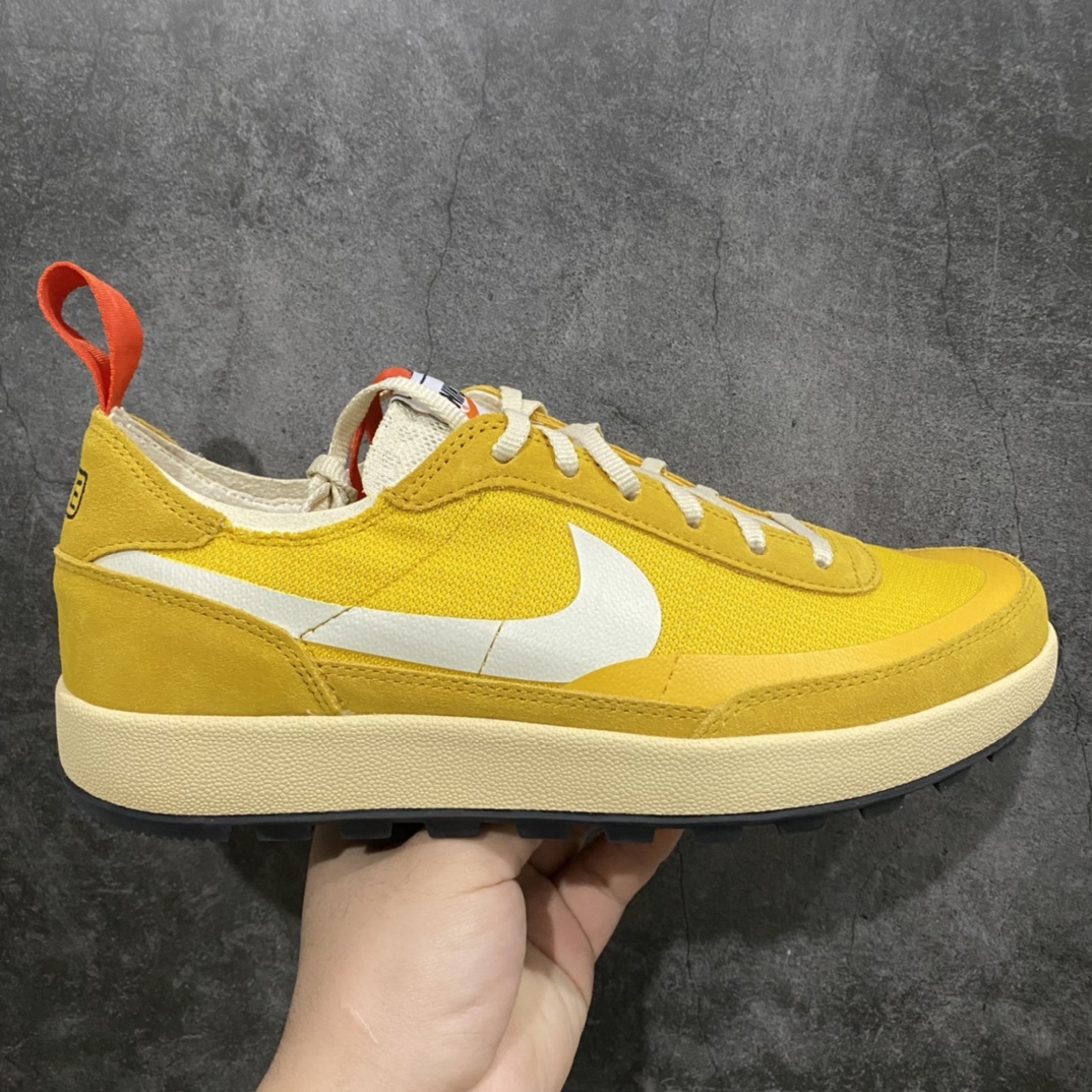 神版Tom Sachs x NK Craft General Purpose Shoe 联名宇航员4.0火星鞋 DA6672-200 整双鞋的外形和Killshot 较为相似 使用 Mesh 材料作为主体 鞋头和鞋跟都有麂皮材质做加强 鞋头处还有热压材料保护脚趾 整体配色方案较为低调 浅灰色的麂皮搭配上乳白色的 Mesh 材料 鞋身上纯白色硕大的Swoosh 也更吸引人眼球 鞋领口处还有蓝色的标签作为点缀 中底方面使用大地色系的泡棉材质 和浅色的鞋身形成反差带来视觉冲击力 鞋盒上的亮点也不少 手绘风格的 Tom Sachs 和 General Purpose Shoe 字样以及 Swoosh 在鞋盒侧面异常亮眼 颇有 Tom 的个人风格 鞋盒底部也有手写风格的文字 Own Less Do More 尺码:36 36.5 37.5 38 38.5 39 40 40.5 41 42 42.5 43 44 44.5 45 46-选品中心