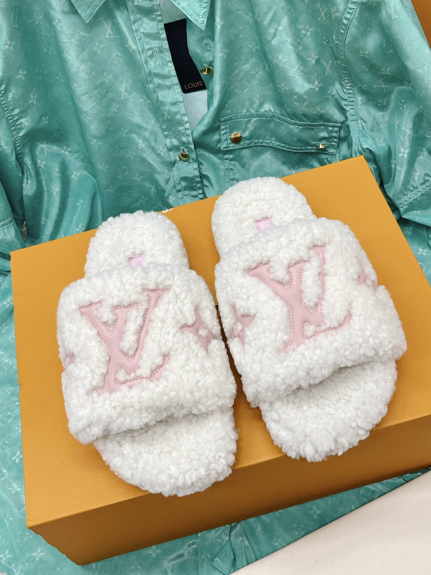NO:481070,Batch LV Louis Vuitton Mahoo Drag Limited model full lamb fur Home hotel slippers Fur slippers Top quality lamb fur! It feels super warm, and it feels like stepping on the clouds and is exquisite and high-end! Fabric (upper/footpad) The size of the original sole of the original molded shoe is 35-40 (40 customized without return or exchange) The latest original packaging of the packaging and matching counter, fur shoes and slippers, louis vuitton, louis vuitton, slippers19860909批  LV路易威登 毛毛拖 限定款全羊羔毛 居家酒店拖鞋 皮草拖鞋 頂级品质羔羊毛打造！超温暖的感觉,穿上仿佛踩在云朵上经典老花装饰,精致高级！ 面料（鞋面/垫脚） 鞋底原版开模的防滑大底码数35-40（40订做不退换） 包装配套专柜最新原包装,毛毛鞋拖鞋,louis vuitton,louis vuitton,slippers,Women's Shoes
