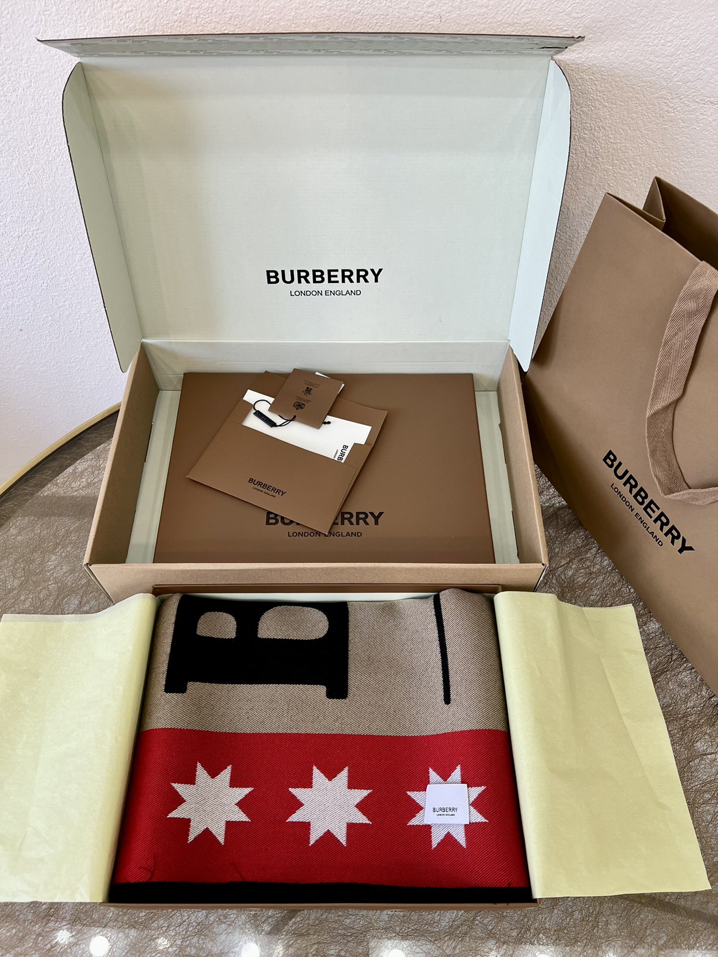Burberry巴宝莉『London 伦敦』男女通用款围巾