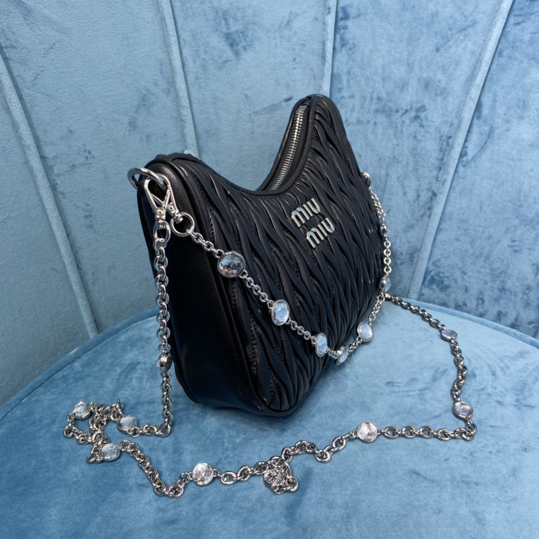 M家5bh211新版本 新一季miu Miu水晶链版配饰系列手袋 标志性matelasse绣花小羊皮材质 Miu家独有设计 仿水晶装饰的华美肩带彰显别具一格的特色 包身设计流露出精致优雅的格调 正面饰有金属刻字徽标拉链拉合缎面和软羊革口袋高