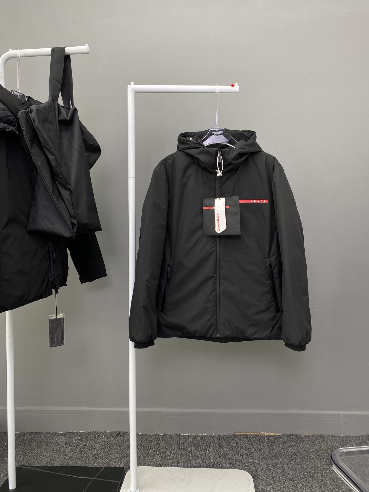 Pr*da 情侣款 经典红色胶章系列羽绒服外套