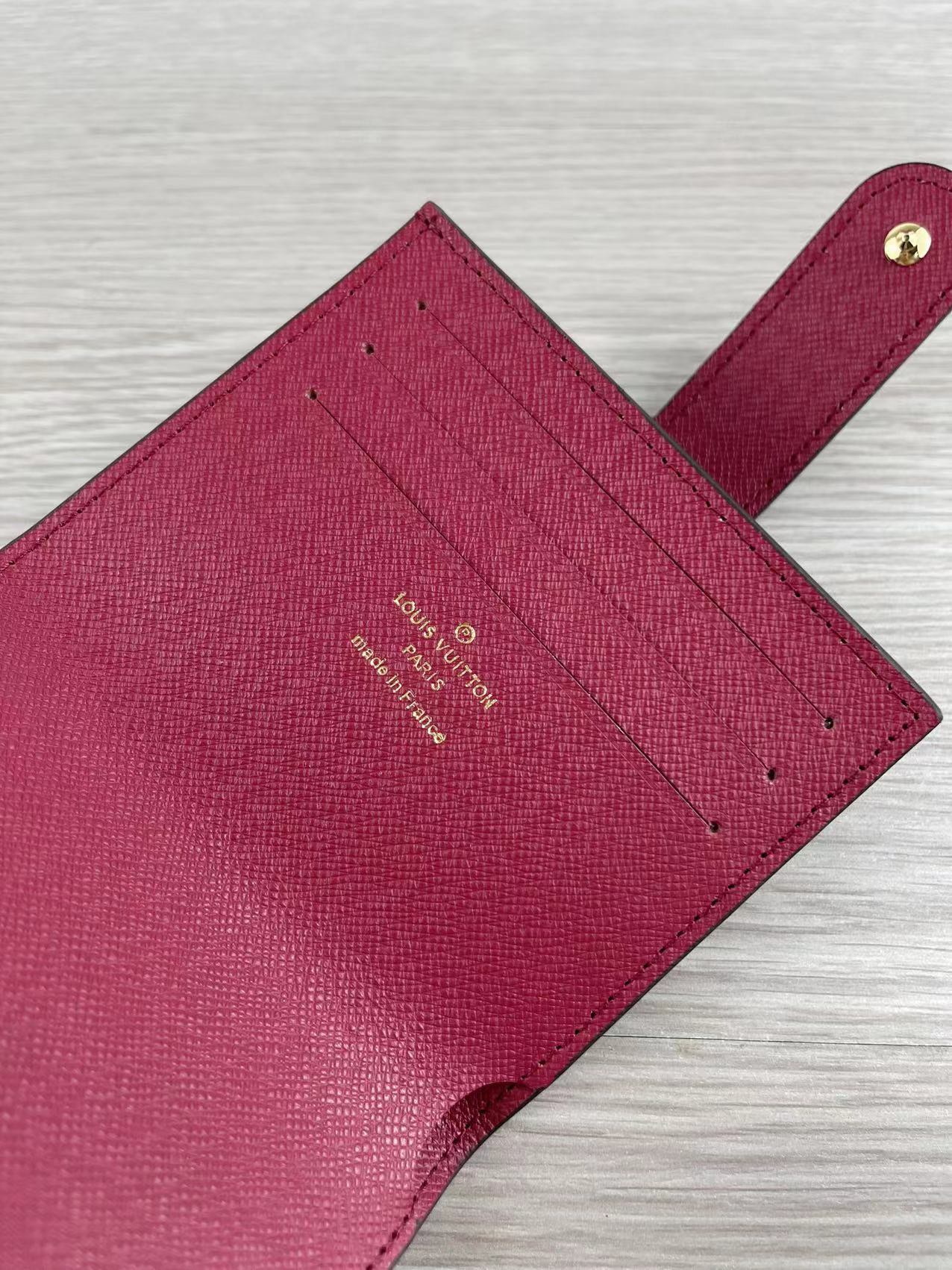 Side profile of a leather card holder