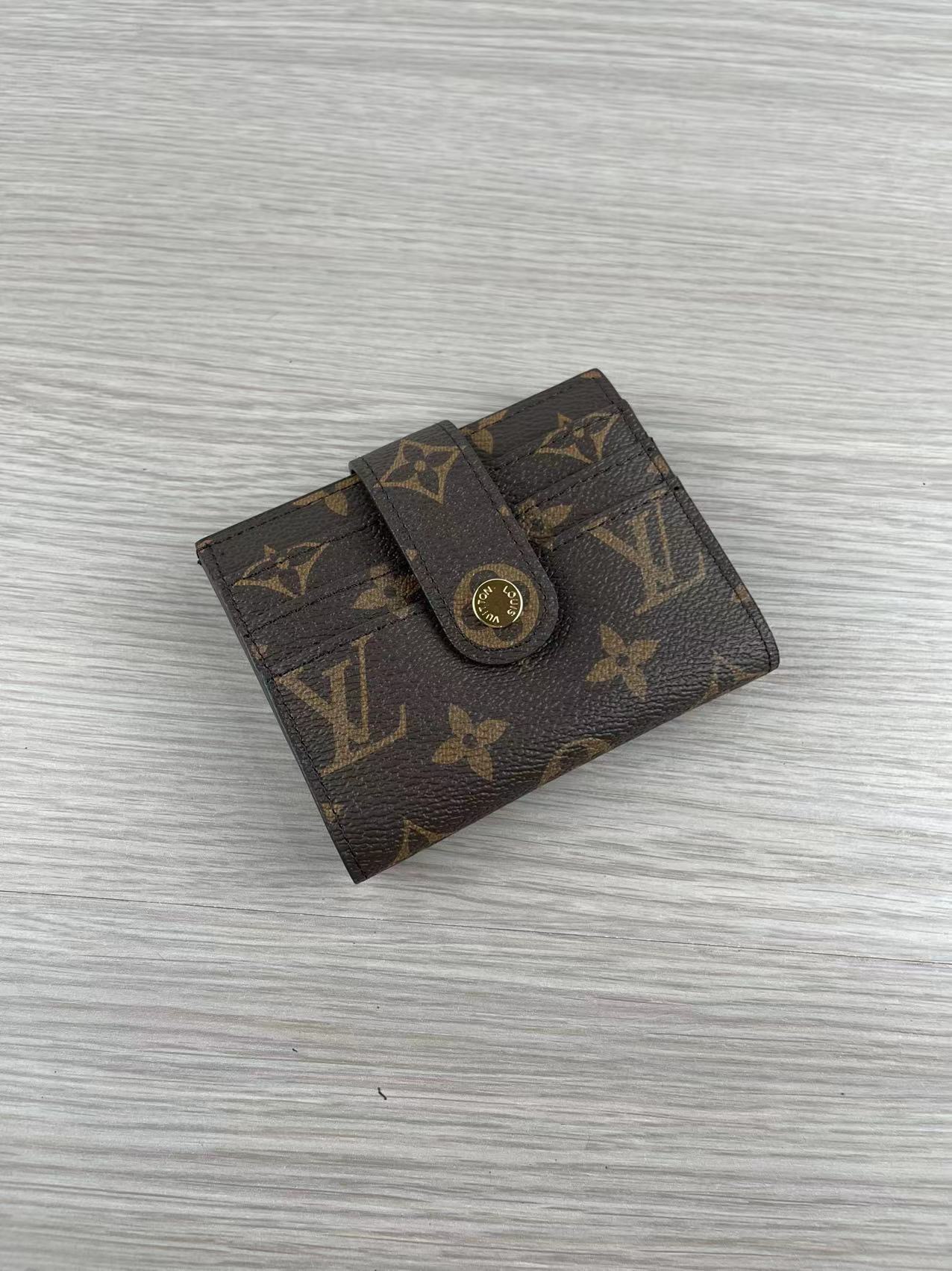 Front view of classic leather card holder