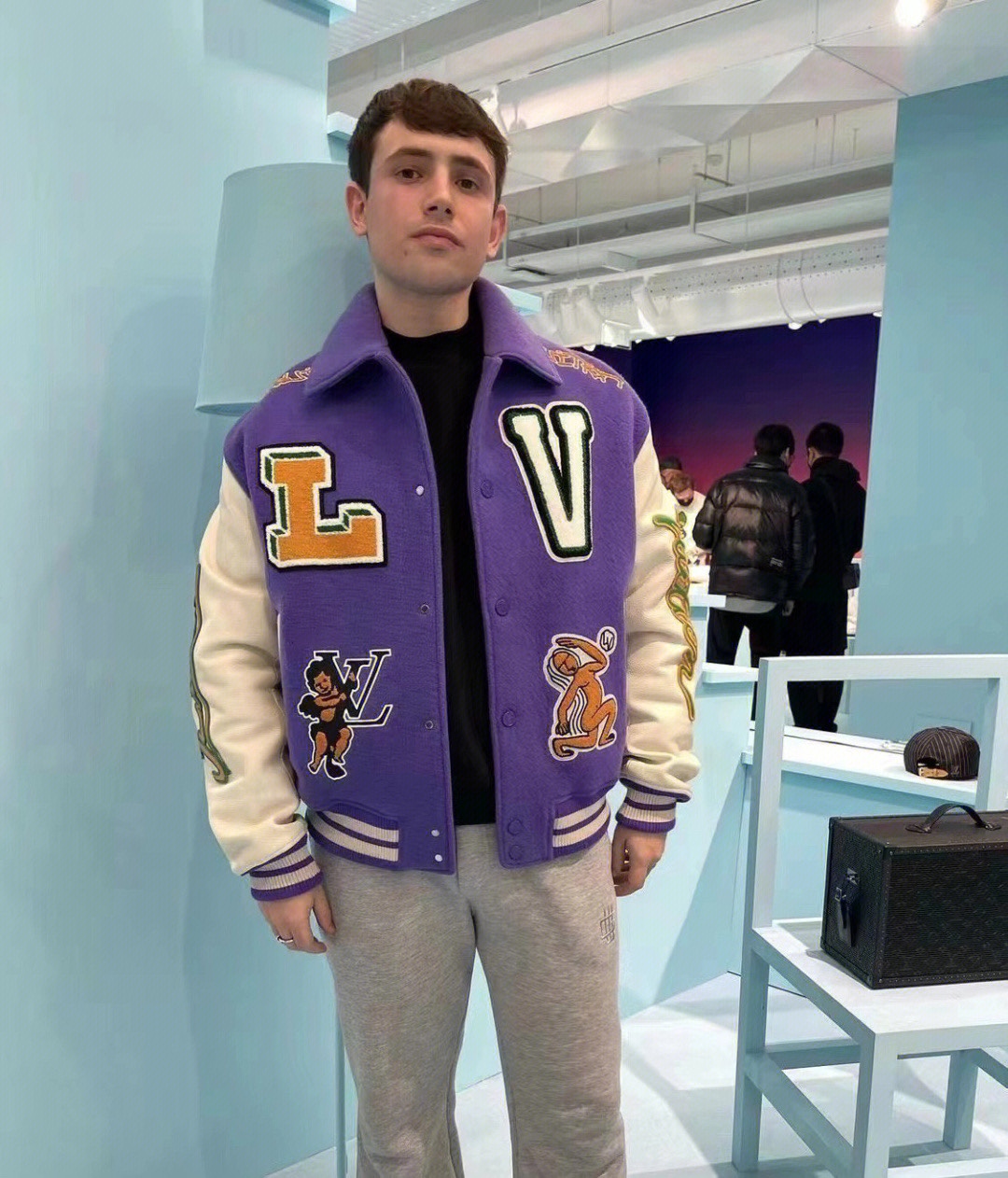 LOUIS VUITTON 路易威登 FW23紫色青蛙王子卡通刺绣棒球服 2