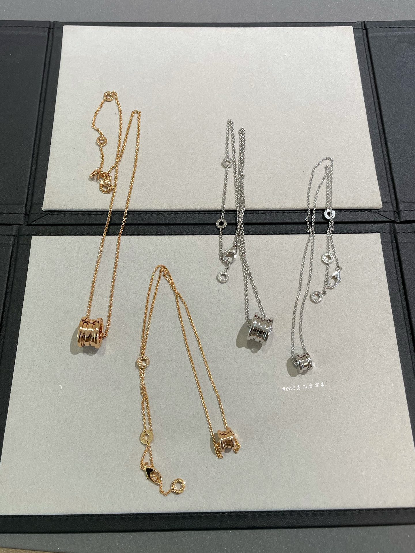 👑弹簧弹簧！顾名思义～就是可以弹🤩🤩🤩进口弹簧片拆件研发单独精雕定制‼️捏一下弹簧都可以完美重叠～