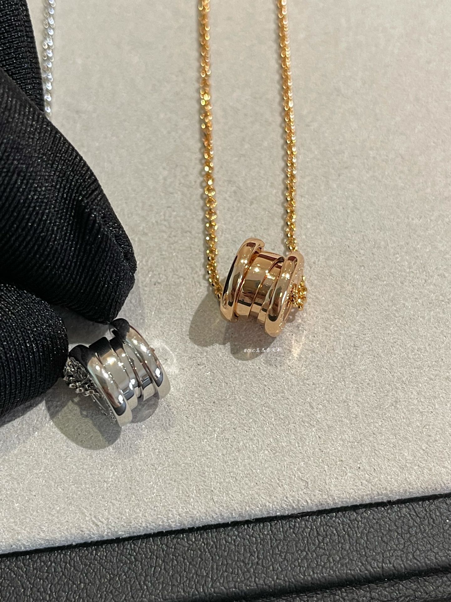 👑弹簧弹簧！顾名思义～就是可以弹🤩🤩🤩进口弹簧片拆件研发单独精雕定制‼️捏一下弹簧都可以完美重叠～