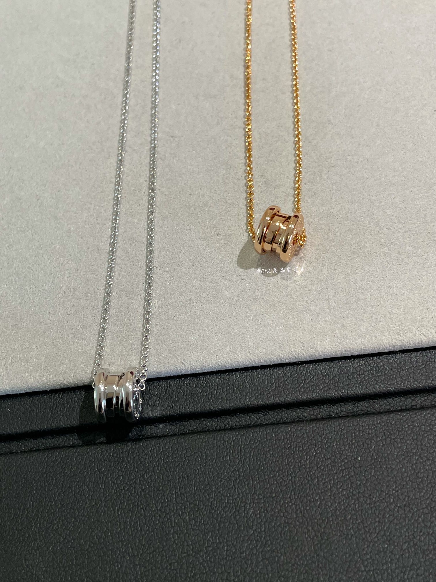 👑弹簧弹簧！顾名思义～就是可以弹🤩🤩🤩进口弹簧片拆件研发单独精雕定制‼️捏一下弹簧都可以完美重叠～