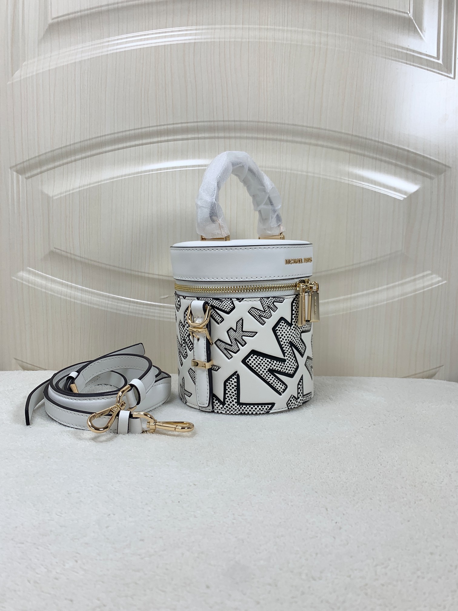 Michael Kors ～此款小圆筒黑白涂鸦手提斜挎包造型特别独特