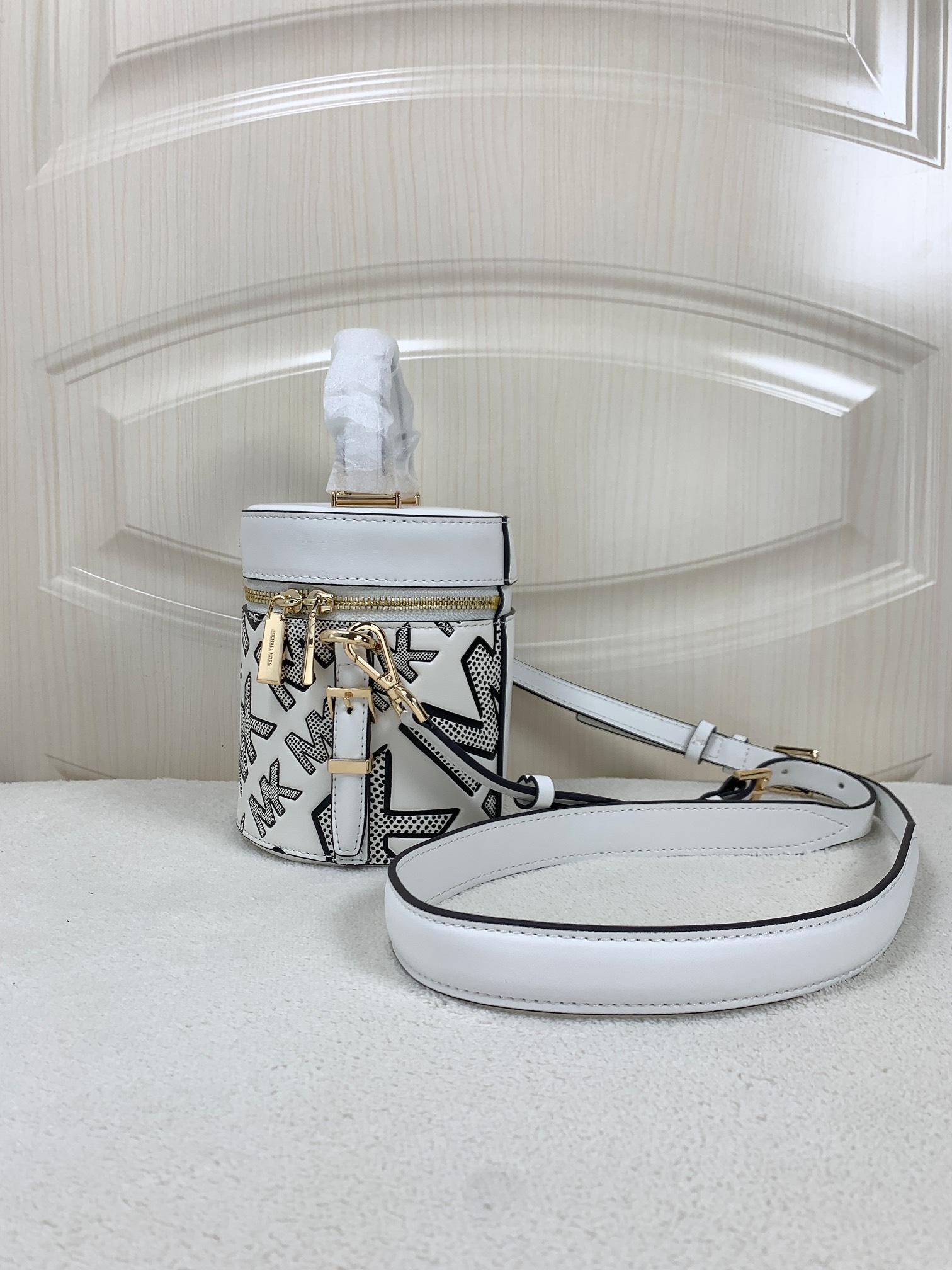 Michael Kors ～此款小圆筒黑白涂鸦手提斜挎包造型特别独特
