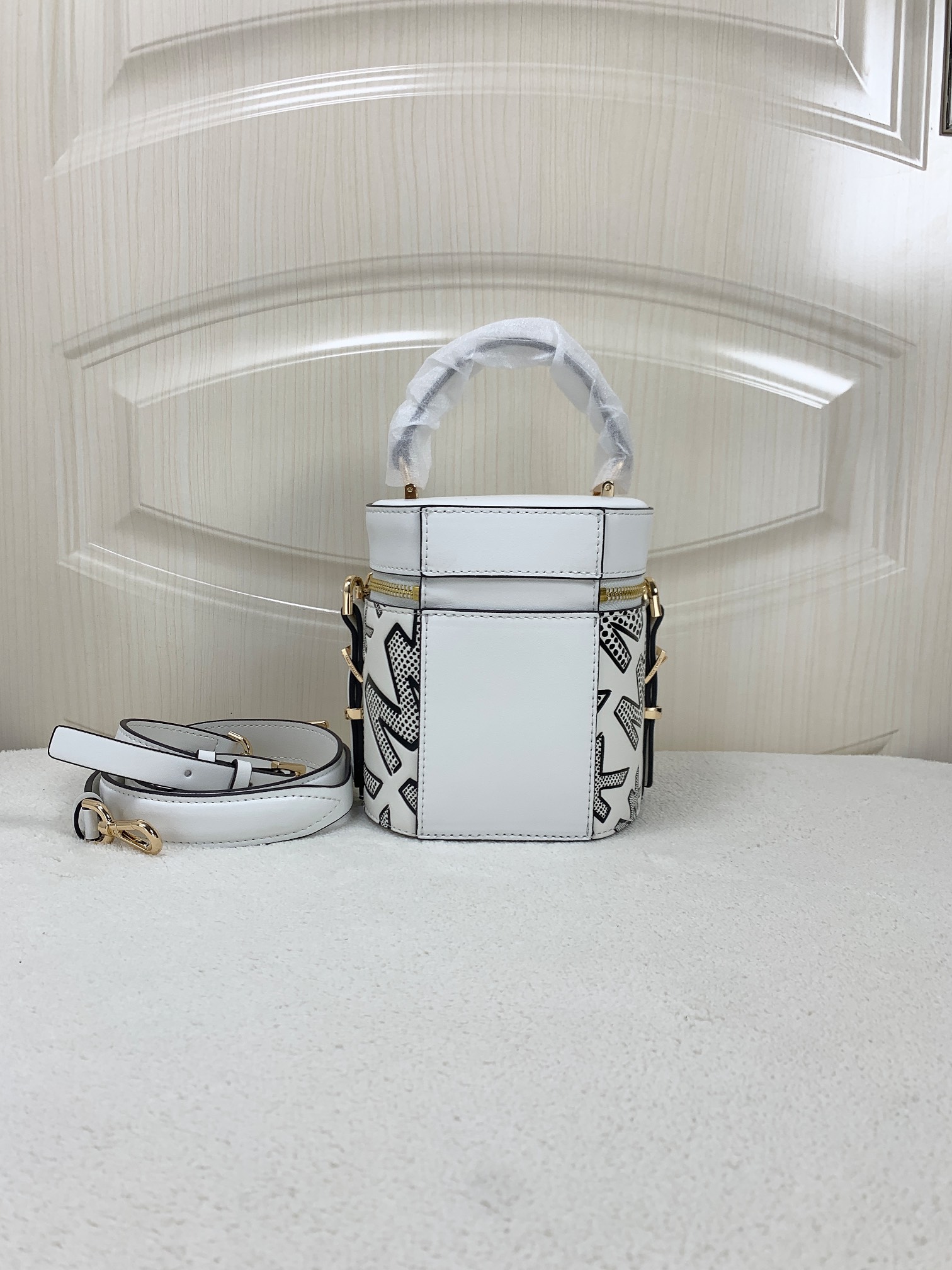 Michael Kors ～此款小圆筒黑白涂鸦手提斜挎包造型特别独特