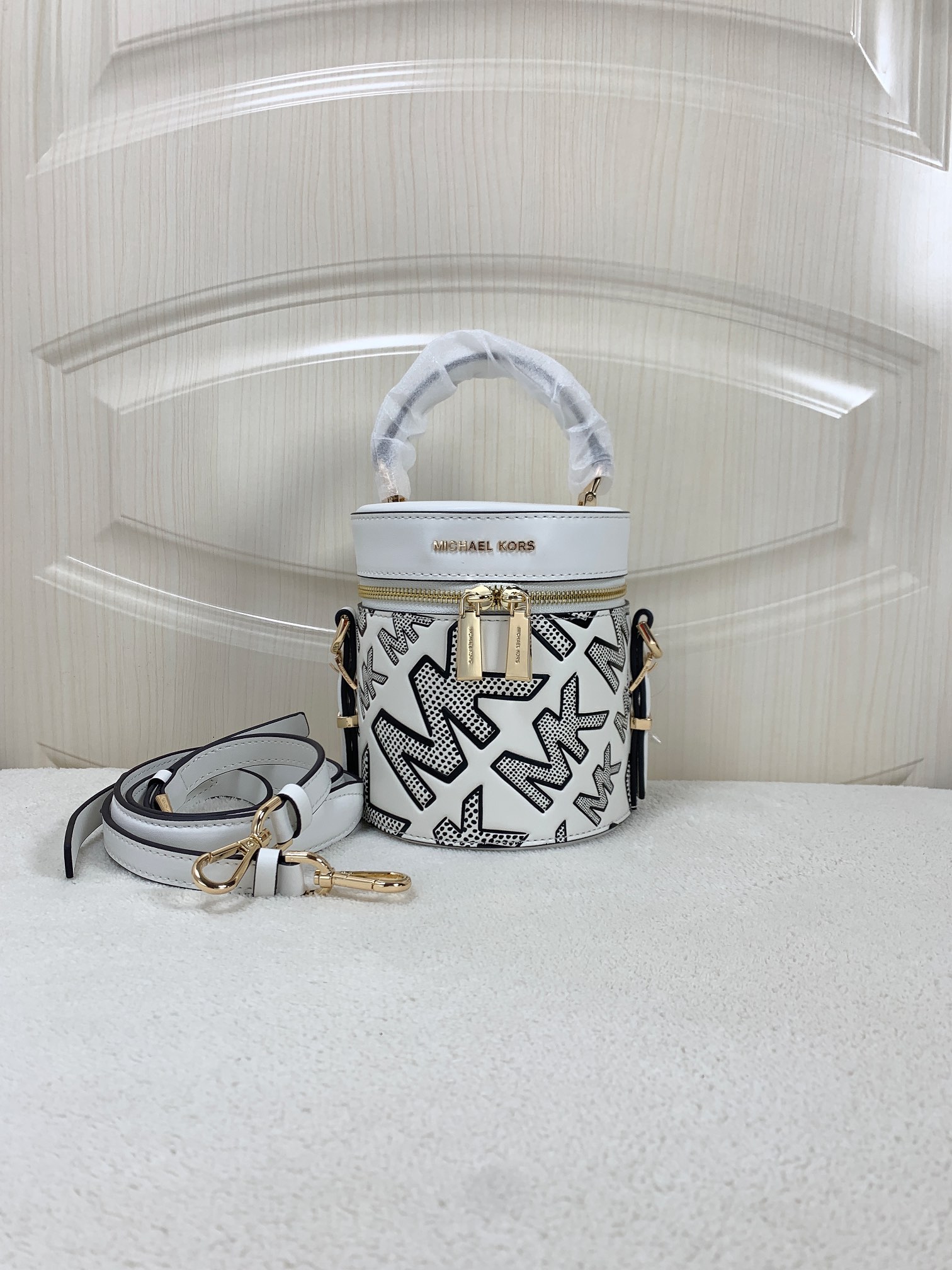 Michael Kors ～此款小圆筒黑白涂鸦手提斜挎包造型特别独特