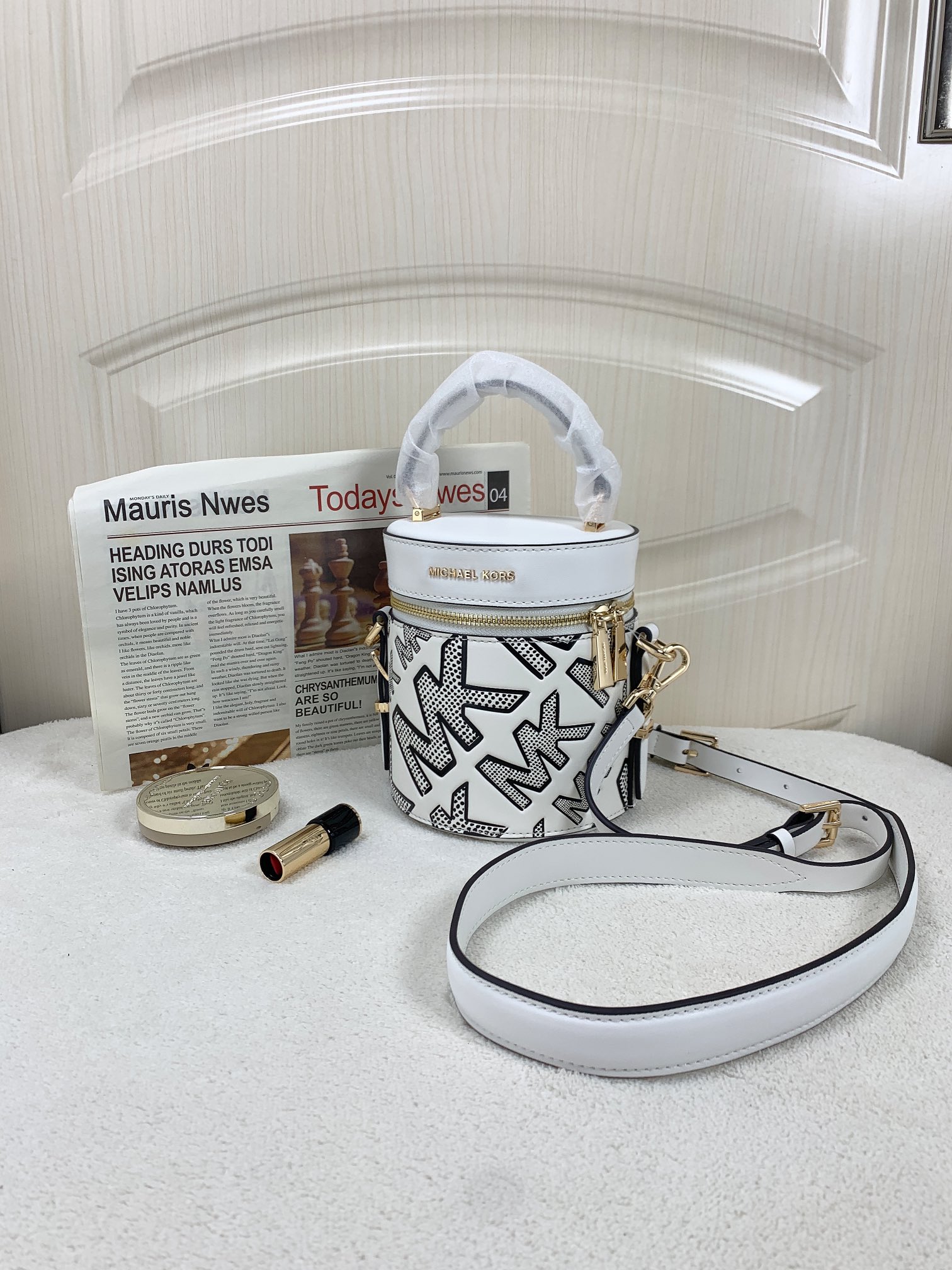 Michael Kors ～此款小圆筒黑白涂鸦手提斜挎包造型特别独特