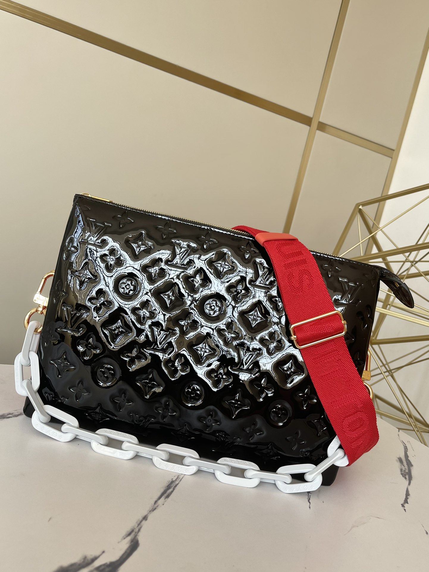 P650 [Pedido original superior, toma real exclusiva] M20369 charol grande Este bolso Coussin de tamaño mediano está hec…