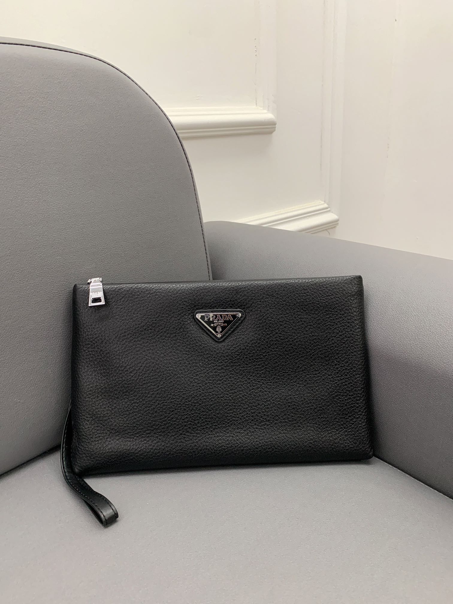 I5  普拉达 Prada  牛皮手拿包 卡包钱包多功能男包 采用精湛镶嵌细工，实物拍摄 原厂原版面料 配送小票礼盒 26 x 18 cm。”},”addedWatermarks”:,”subimgs”:,”title”:” 普拉达 Prada  牛皮手拿包 卡包钱包多功能男包 采用精湛镶嵌细工，实物拍摄 原厂原版面料 配送小票礼盒 26 x 18 cm。