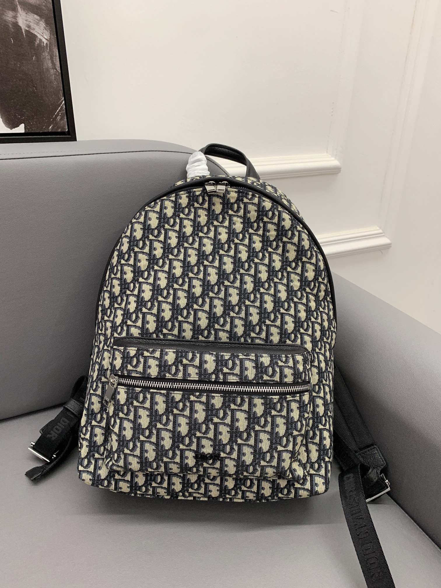 L0  Dior  迪奥  刺绣双肩包 男女通用背包 大容量书包 采用精湛镶嵌细工，经典百搭 实物拍摄 原厂原版面料 配送小票防尘袋 42 x 32 cm。