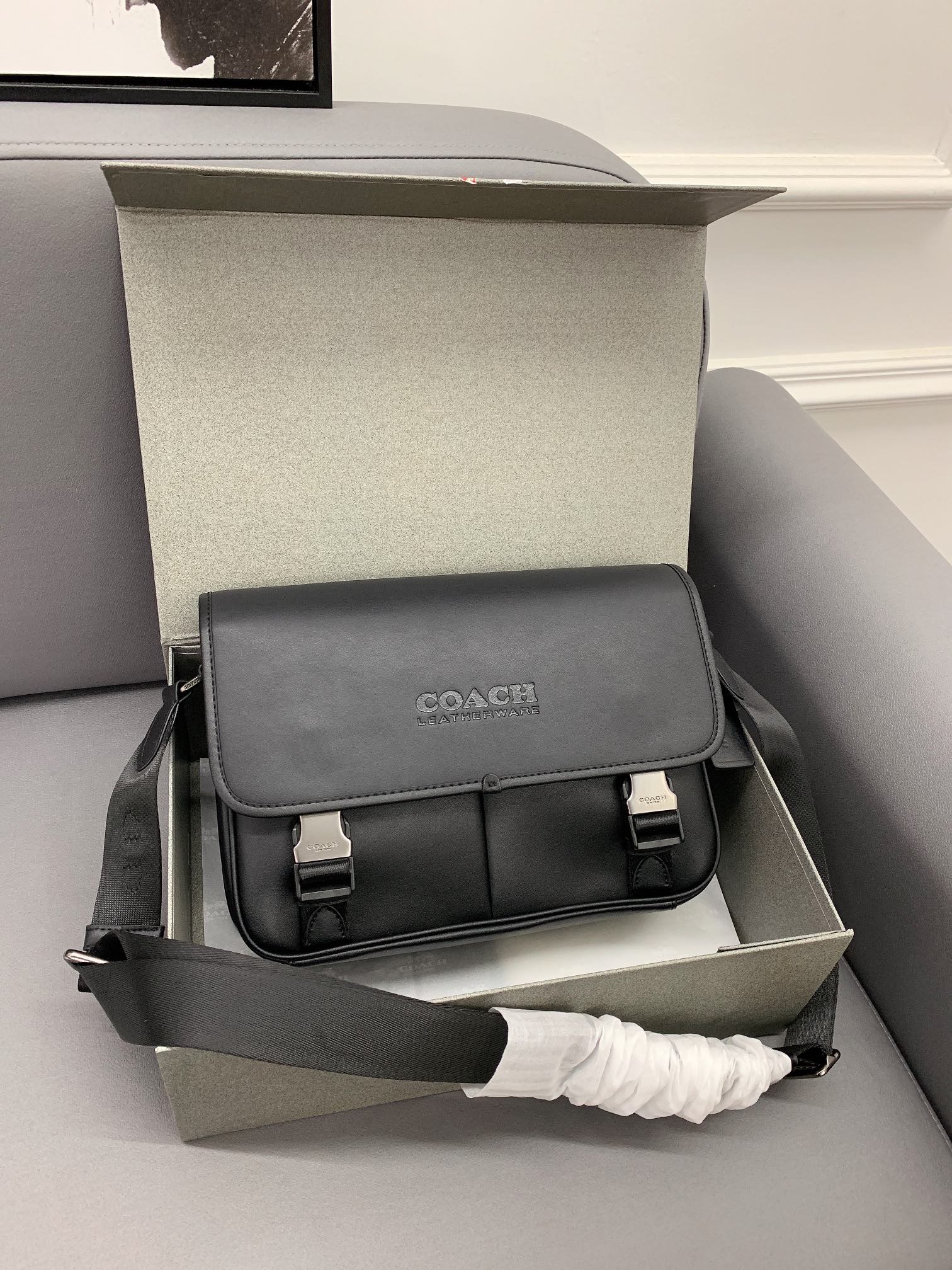 L0  Coach 蔻驰   LEAGUE 信使包 翻盖刺绣邮差包 男士单肩斜挎包 采用精湛镶嵌细工，经典百搭 实物拍摄 配送小票防尘袋 折叠盒 20 x 28 cm。