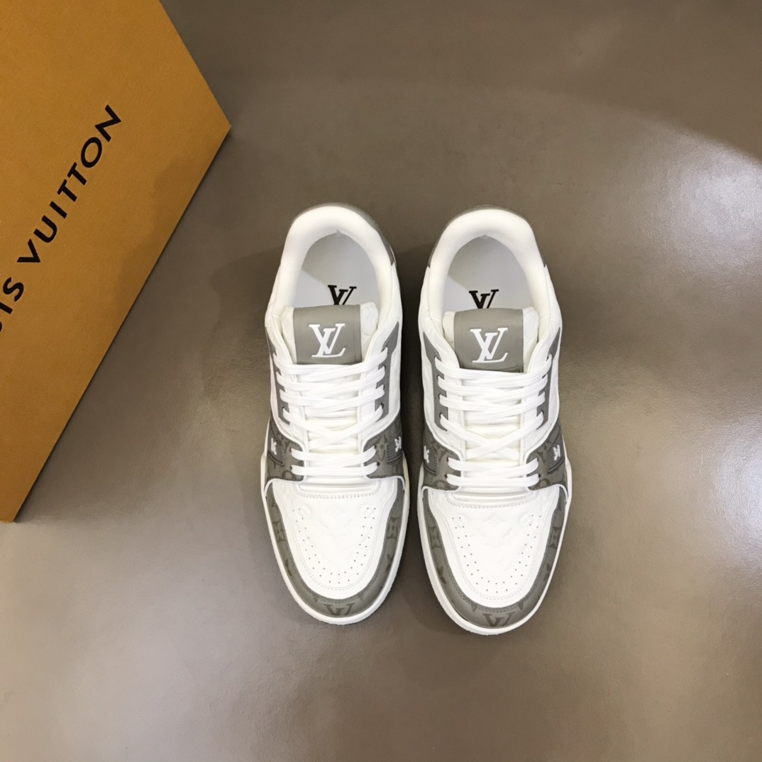 NO:557671,'*OUIS *VUITTO*' new color, men's Trainer sneakers, white matte cowhide with same-color outsole, this L Trainer sneaker appeared in the spring and summer men's fashion show, handwritten notes indicate the shoe structure, clear topstitching can be cut by customers to complete the design, showing unique ingenuity everywhere. The technical rubber outsole is equipped with an innovative gel insole, which is more comfortable. The outsole is decorated with Monogram  Flowers pattern. Classic basketball shoes, turn heads, easy to match, breathable and comfortable on the feet. High version. The midsole and insole have logo. Size 38-44. (45 can be customized) High-end packaging required 20.,,sneakers,cowhide19860909《*OUIS *VUITTO*》新配色,男士Trainer运动鞋 ,白色哑光牛皮搭配同色系大底,本款 L Trainer 运动鞋现身 春夏男士时装秀,手写体注释标明鞋身构造,清晰明线可由顾客亲手剪裁以完成设计,处处彰显别致匠心.科技橡胶外底配有创新凝胶内垫,舒适感更为出众.外底饰有Monogram Flowers图案.经典的篮球鞋款,回头率杠杠的,搭配轻易,上脚透气舒适 高版本 中底垫脚都有logo 码数38-44.（45可定做）需要高端包装20.,,sneakers,cowhide,Men's shoes