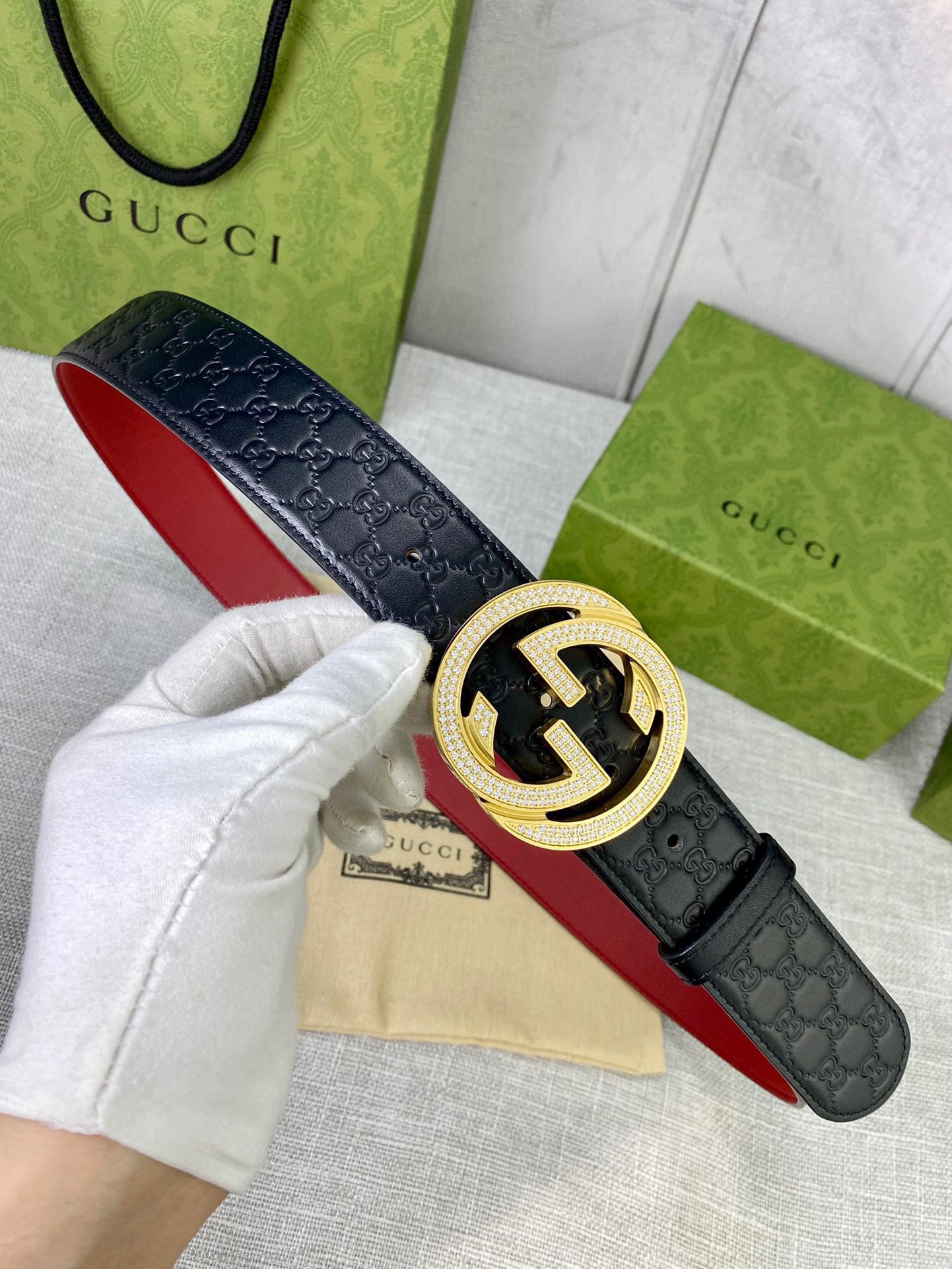 带宽4.0cmGUCCI互扣式双G原单镶钻钢扣腰带采用热压印技术的GucciSignature皮革精制而