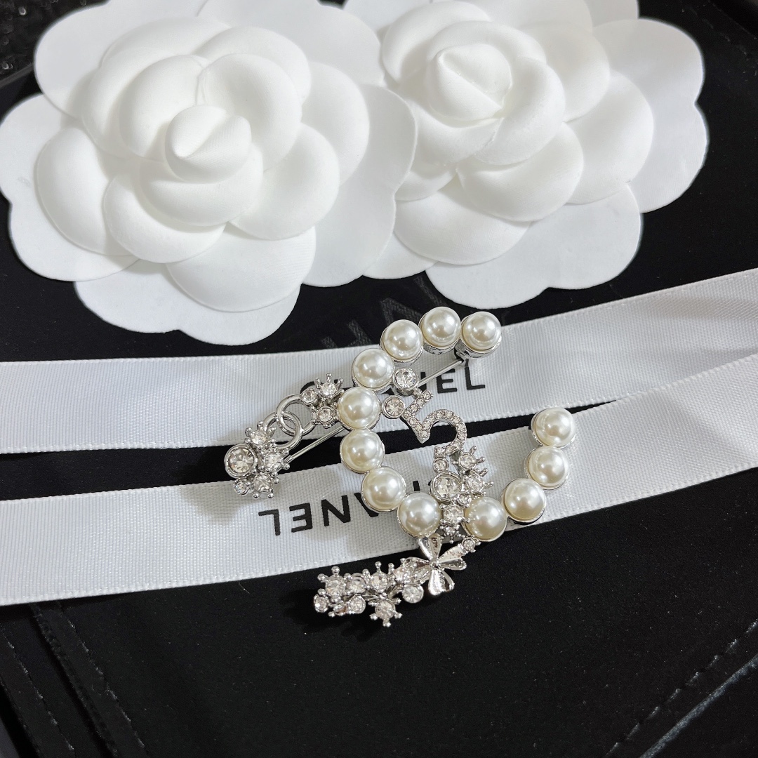 Luxurious Chanel Chest Needle with Iconic Design Elements for Versatile Styling - 图片 6