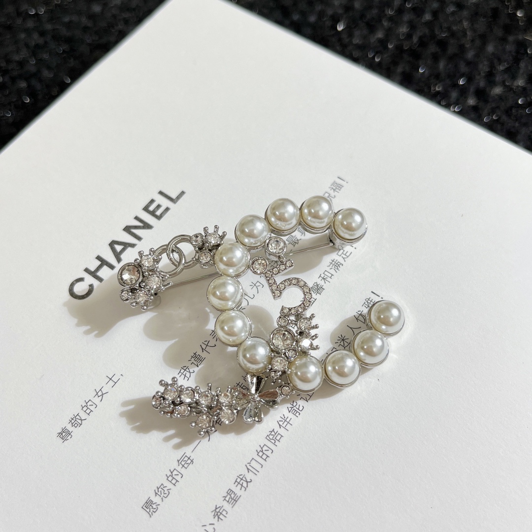 Luxurious Chanel Chest Needle with Iconic Design Elements for Versatile Styling - 图片 7