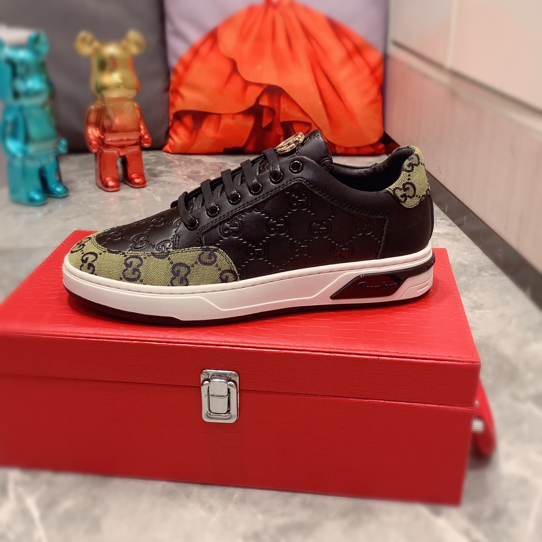 I5  Gucci  古奇   最新爆款休闲鞋，顶端品牌奢侈～代购，顶级～质量。专柜同卖产品鞋面選用进口透气牛皮搭配布面料材质透气羊皮内里精细做工。原版个性时尚柔软橡膠耐磨防滑大底，上脚轻巧舒适，实物拍摄實物更好看，202广州码: 38-44。2色可选