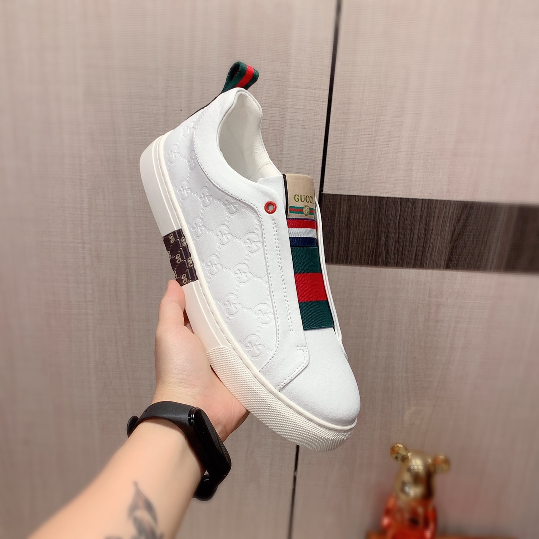 I5  Gucci  古奇   最新爆款休闲鞋，顶端品牌奢侈～代购，顶级～质量。专柜同卖产品鞋面選用进口透气牛皮搭配材质透气羊皮内里精细做工。原版个性时尚柔软橡膠耐磨防滑大底，上脚轻巧舒适，实物拍摄實物更好看，111广州码: 38-44。2色可选