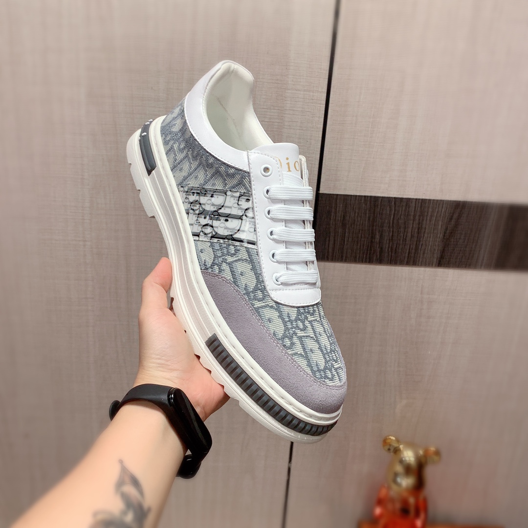 I0     迪奥  最新爆款休闲鞋，顶端品牌 奢侈～代购，顶级～质量。专柜同卖产品 鞋面選用进口透气牛皮搭配材质透气羊皮内里精细做工。原版个性时尚柔软橡膠耐磨防滑大底，上脚轻巧舒适，实物拍摄實物更好看，111广州码: 38-44。2色可选