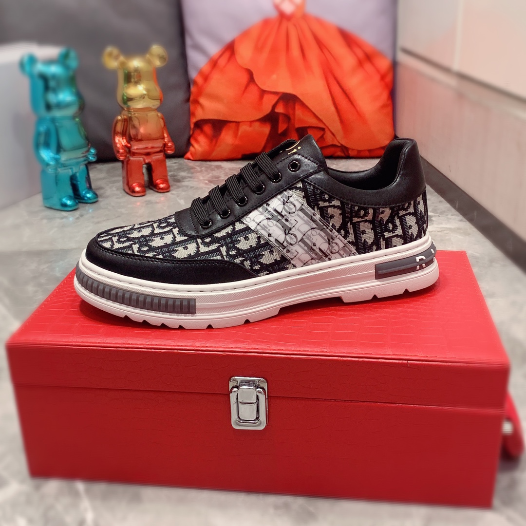 I0     迪奥  最新爆款休闲鞋，顶端品牌 奢侈～代购，顶级～质量。专柜同卖产品 鞋面選用进口透气牛皮搭配材质透气羊皮内里精细做工。原版个性时尚柔软橡膠耐磨防滑大底，上脚轻巧舒适，实物拍摄實物更好看，111广州码: 38-44。2色可选