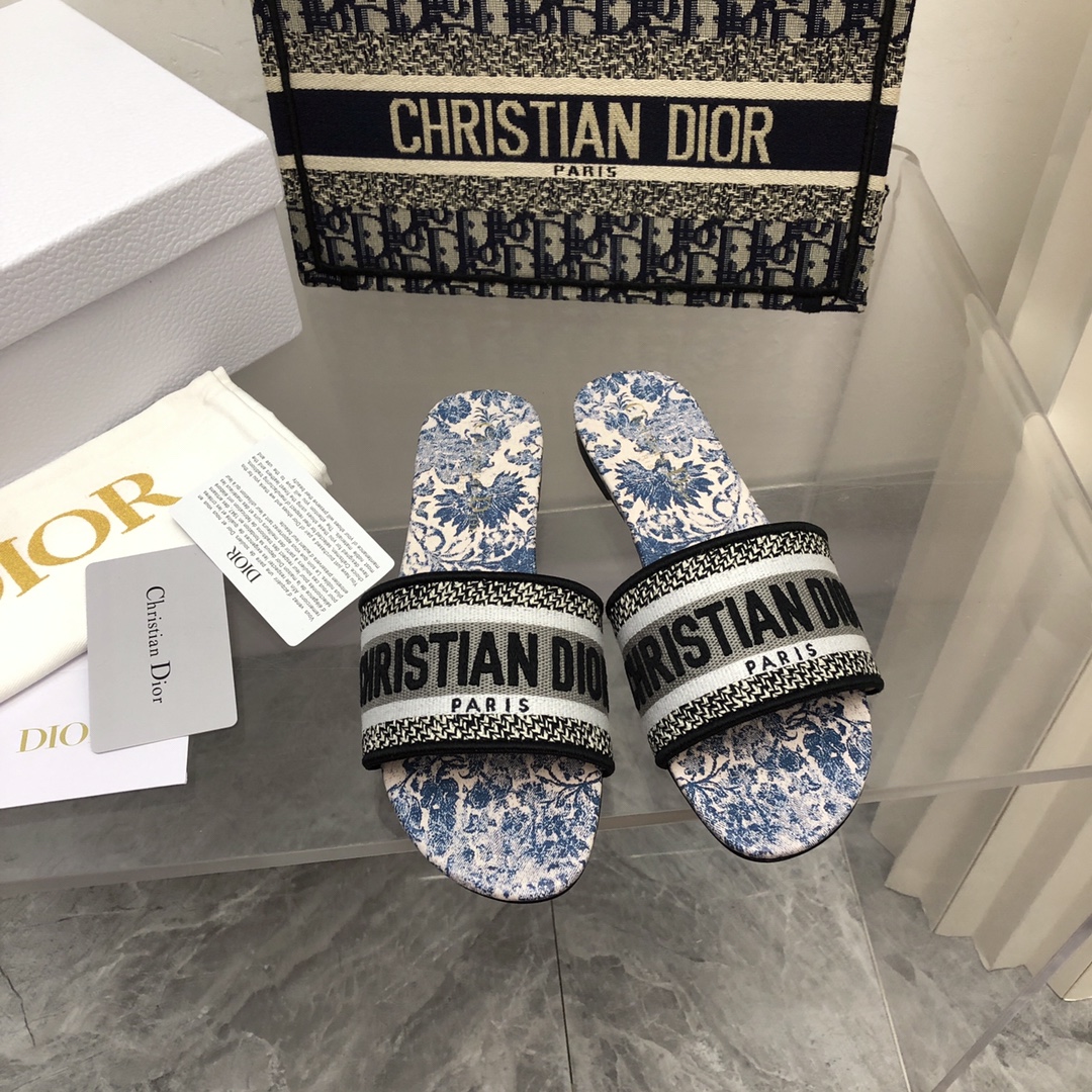 NO:167510,2025- No. 105 Colors, New Jacquard Embroidered Sandals in Early Spring, As the main prescription embroidery series of sandals in D, it will be new every year, and it will be out of stock as soon as it is new. The embroidery design has a three-dimensional and exquisite feeling, simple and generous, and is not picky at all. It can be held on any occasion, making people love it. Exclusive customized letter three-dimensional embroidery upper, high-density electric embroidery technology, without any connection, overlap, perfect quality, and complex craftsmanship. Consistent with the original version, comfortable and soft, pay attention to discernment. Italian leather outsole Size35-40 (41 and 42 can be ordered without return and exchange) More than a dozen colors are available, slippers, dior, slippers, Leather soles198609092025- 105号花色 早春新款提花刺绣凉拖鞋♀  作为D家主打款老花刺绣系列凉拖,每年都会新色,一出新就立马断货,刺绣设计有立体感非常精致,简单大方,完全不挑人,任何场合都能hold住,让人爱不释手 独家订制字母立体刺绣鞋面,高密度电绣工艺,没有任何的连线、重合,完美品质,复杂工艺.与原版一致,舒适柔软,注意辨别.意大利真皮大底Size35-40（41、42可订不退换）十几种颜色可选,拖鞋,dior,slippers,Leather soles,Women's Shoes