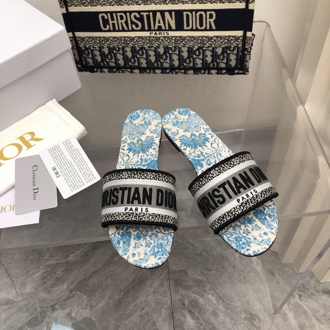 NO:167513,2025- No. 106 Colors, New Jacquard Embroidered Sandals in Early Spring, As the main style of D's presbyterian embroidery series sandals, there are new colors every year, and they are out of stock as soon as they are new. The embroidery design has a three-dimensional and exquisite feeling, simple and generous, and is not picky at all. It can be held on any occasion, making people love it. Exclusive customized letter three-dimensional embroidery upper, high-density electric embroidery technology, without any connection, overlap, perfect quality, and complex craftsmanship. Consistent with the original version, comfortable and soft, pay attention to discernment. Italian leather outsole Size35-40 (41 and 42 can be ordered without return and exchange) More than a dozen colors are available, slippers, dior, slippers, Leather soles198609092025- 106号花色 早春新款提花刺绣凉拖鞋♀  作为D家主打款老花刺绣系列凉拖,每年都会新色,一出新就立马断货,刺绣设计有立体感非常精致,简单大方,完全不挑人,任何场合都能hold住,让人爱不释手 独家订制字母立体刺绣鞋面,高密度电绣工艺,没有任何的连线、重合,完美品质,复杂工艺.与原版一致,舒适柔软,注意辨别.意大利真皮大底Size35-40（41、42可订不退换）十几种颜色可选,拖鞋,dior,slippers,Leather soles,Women's Shoes