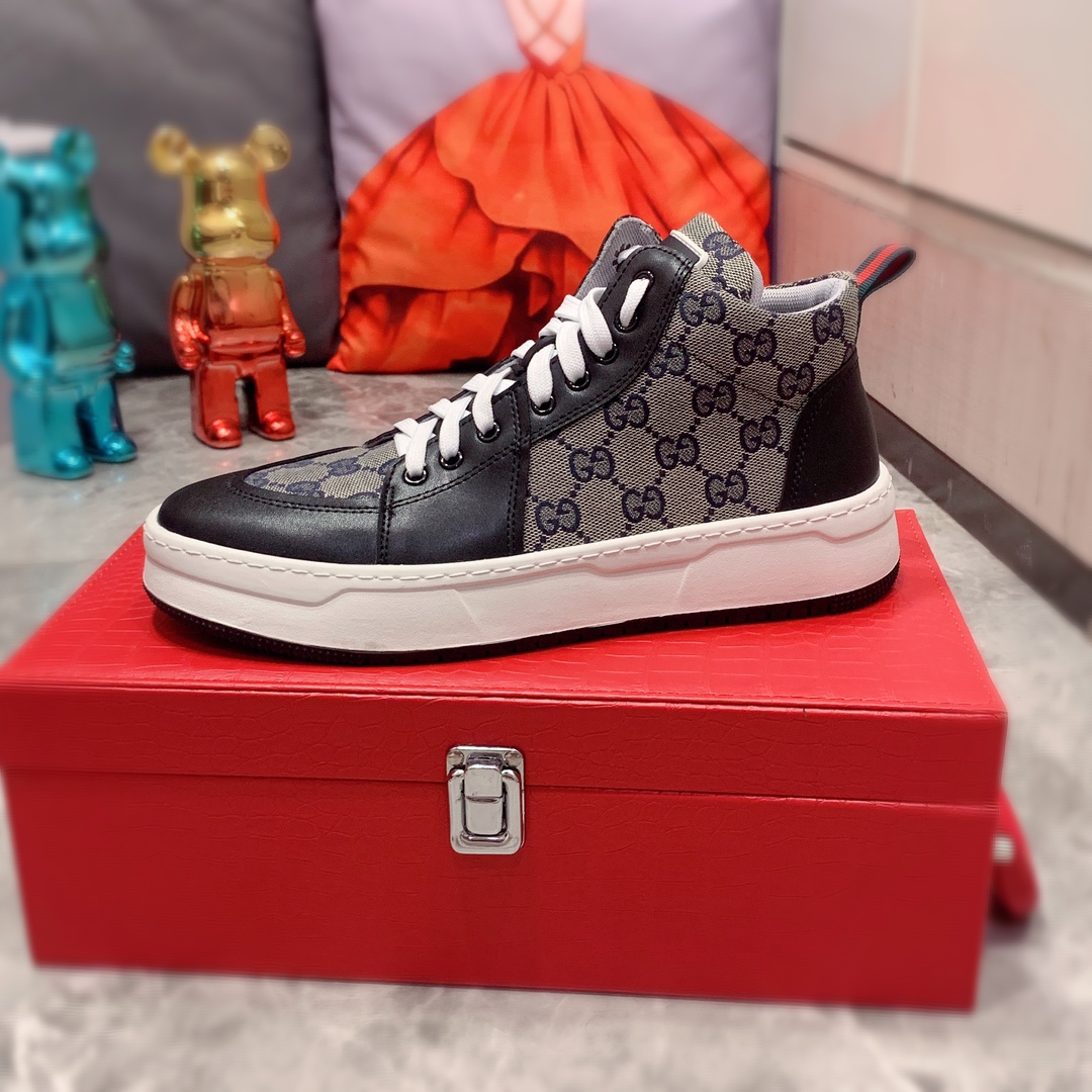 J0 高帮: Gucci  古奇   最新爆款休闲鞋，顶端品牌奢侈～代购，顶级～质量。专柜同卖产品鞋面選用进口透气牛皮搭配布面料材质透气运动内里精细做工。原版个性时尚柔软橡膠耐磨防滑大底，上脚轻巧舒适，实物拍摄實物更好看，广州码: 38-44。2色可选