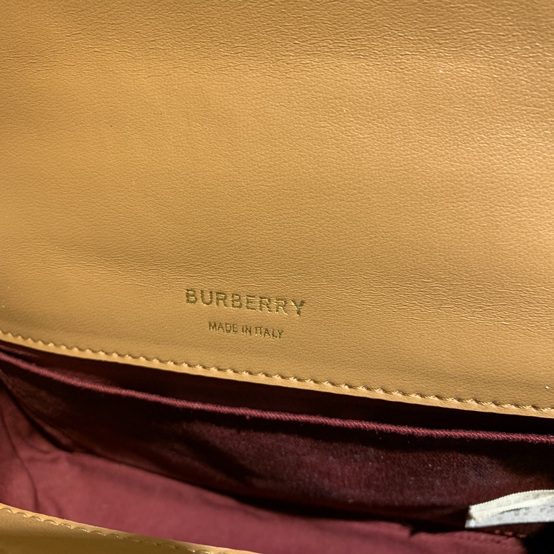BURBERRY🇬🇧B家专柜最新款萝拉包出货!🎁立体版型的双色时装走秀款✌️采用进口小羊皮材质精制打造,