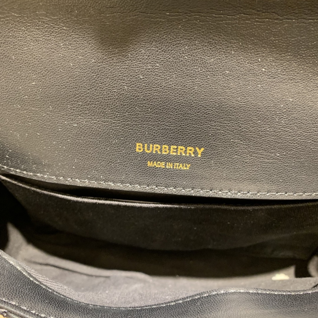 BURBERRY🇬🇧B家专柜最新款萝拉包出货!🎁立体版型的双色时装走秀款✌️采用进口小羊皮材质精制打造,