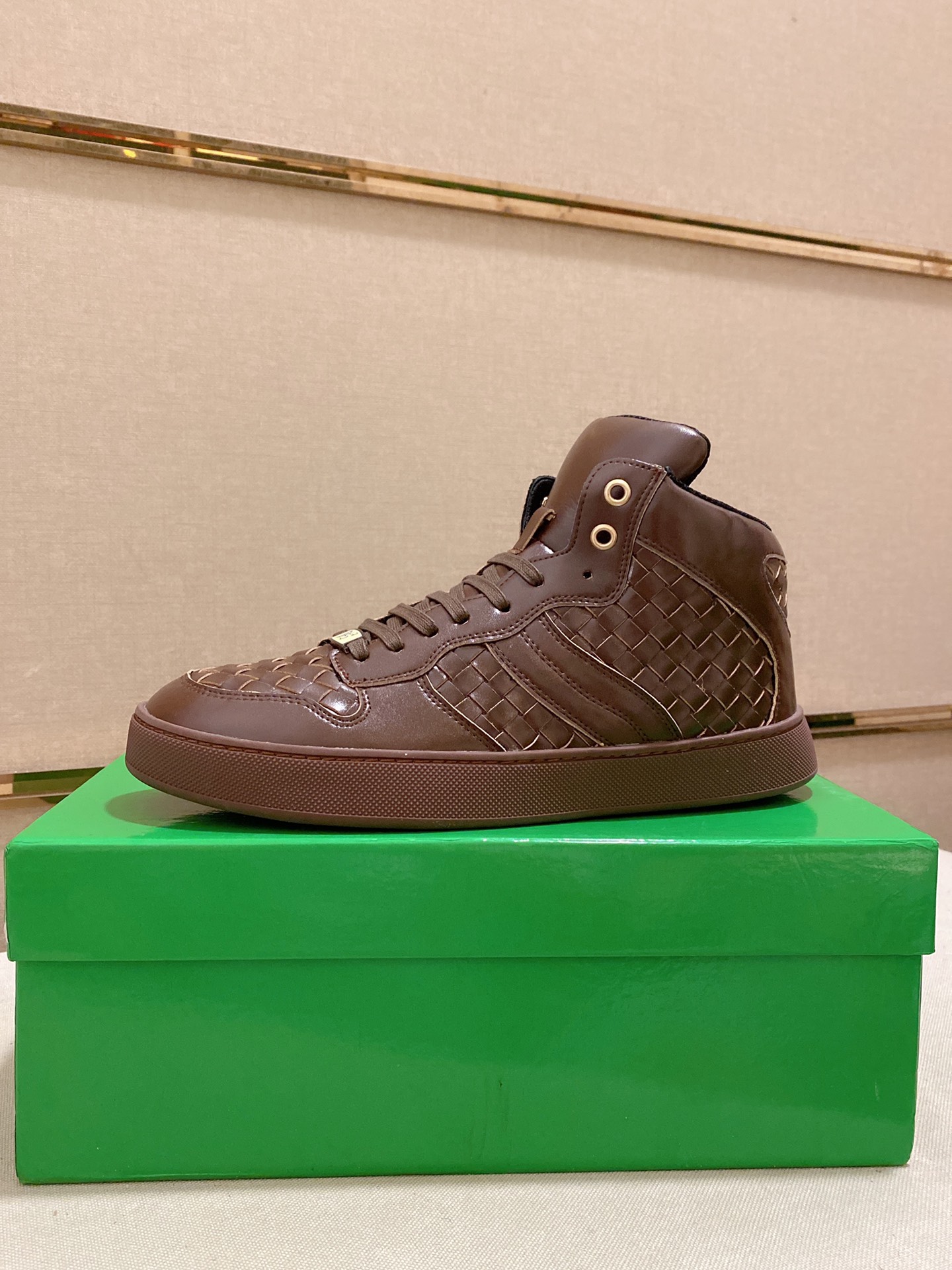 I5 Bottega Veneta 宝缇嘉 高帮男款 潮流款上市 官网同款 专柜品质[强][强][强]精选头层牛皮 高档大气 舒适舒适羊皮内 里 性价比超高款 原版耐磨橡胶大底 做工精细 用料上层 品质看得见 亲赶紧下手哦 鞋码38到44