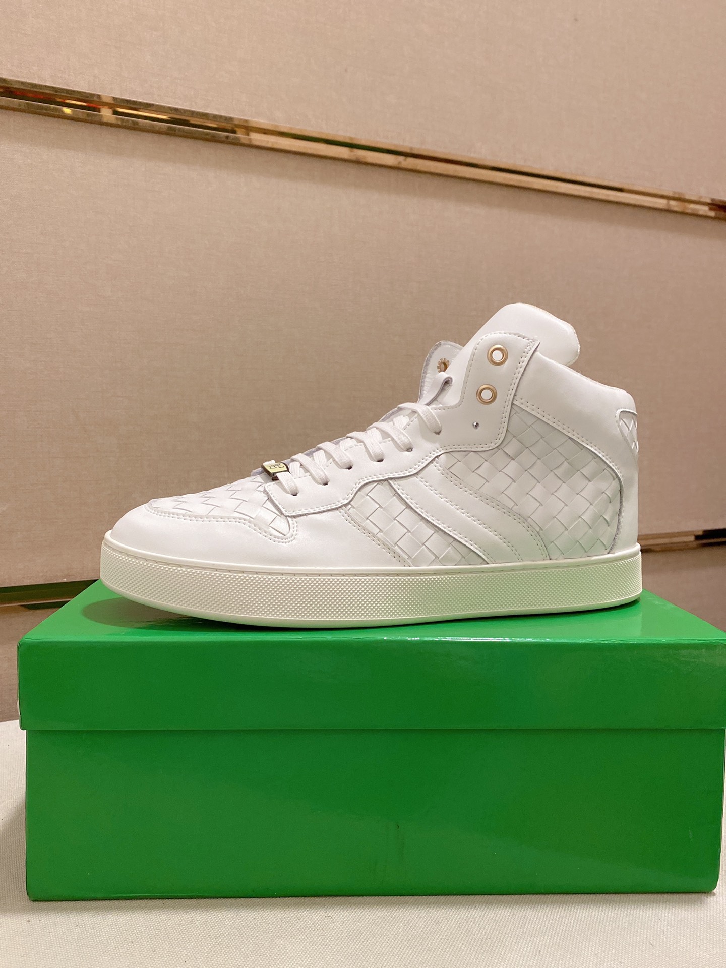 I5 Bottega Veneta 宝缇嘉 高帮男款 潮流款上市 官网同款 专柜品质[强][强][强]精选头层牛皮 高档大气 舒适舒适羊皮内 里 性价比超高款 原版耐磨橡胶大底 做工精细 用料上层 品质看得见 亲赶紧下手哦 鞋码38到44