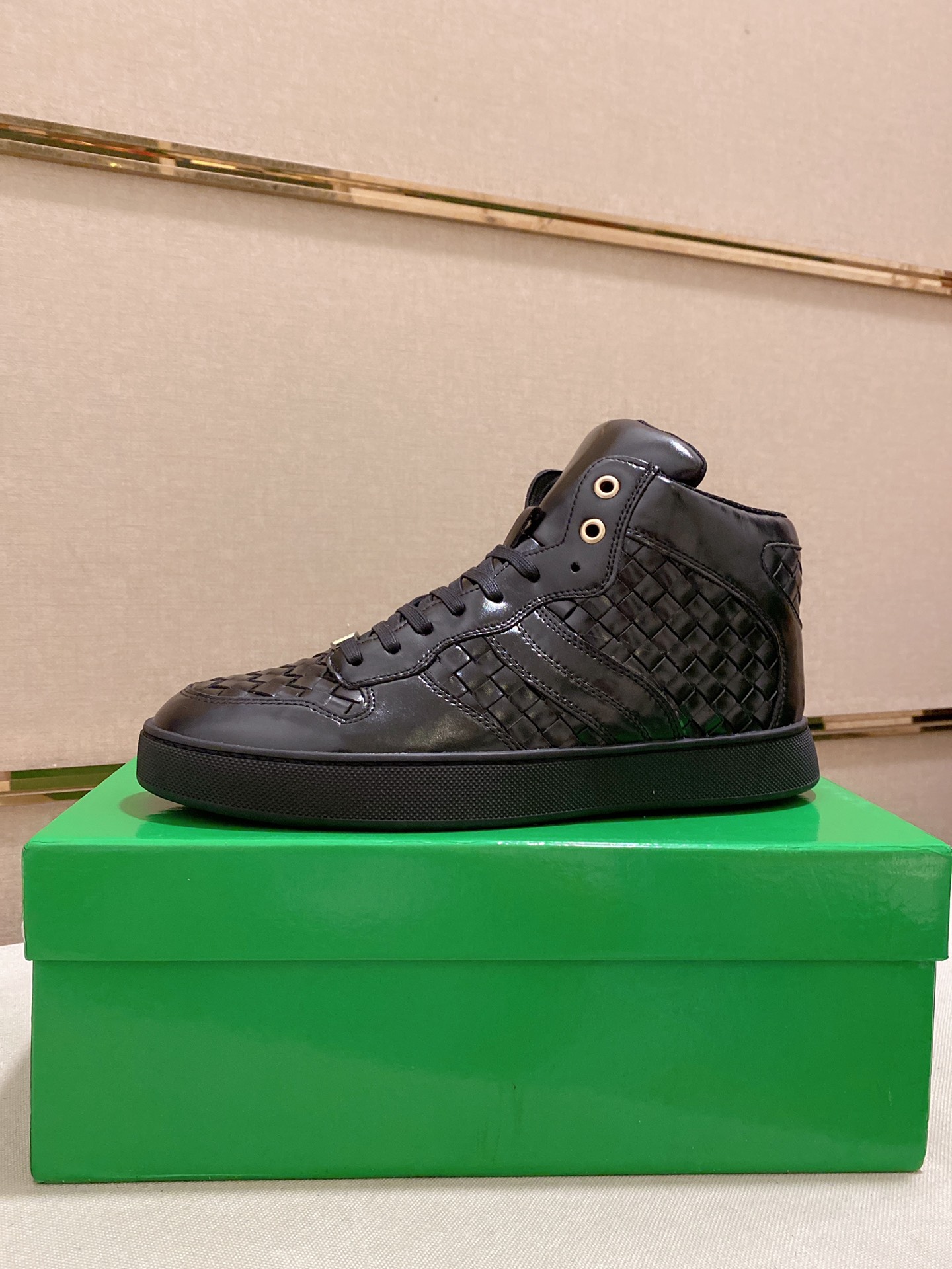 I5 Bottega Veneta 宝缇嘉 高帮男款 潮流款上市 官网同款 专柜品质[强][强][强]精选头层牛皮 高档大气 舒适舒适羊皮内 里 性价比超高款 原版耐磨橡胶大底 做工精细 用料上层 品质看得见 亲赶紧下手哦 鞋码38到44