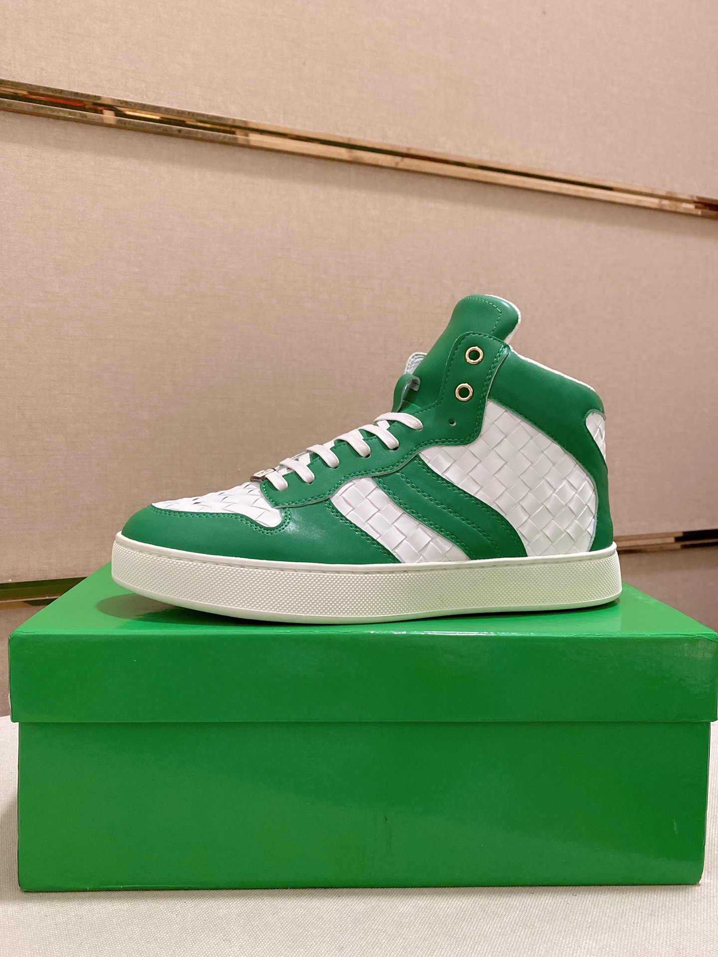 I5 Bottega Veneta 宝缇嘉 高帮男款 潮流款上市 官网同款 专柜品质[强][强][强]精选头层牛皮 高档大气 舒适舒适羊皮内 里 性价比超高款 原版耐磨橡胶大底 做工精细 用料上层 品质看得见 亲赶紧下手哦 鞋码38到44