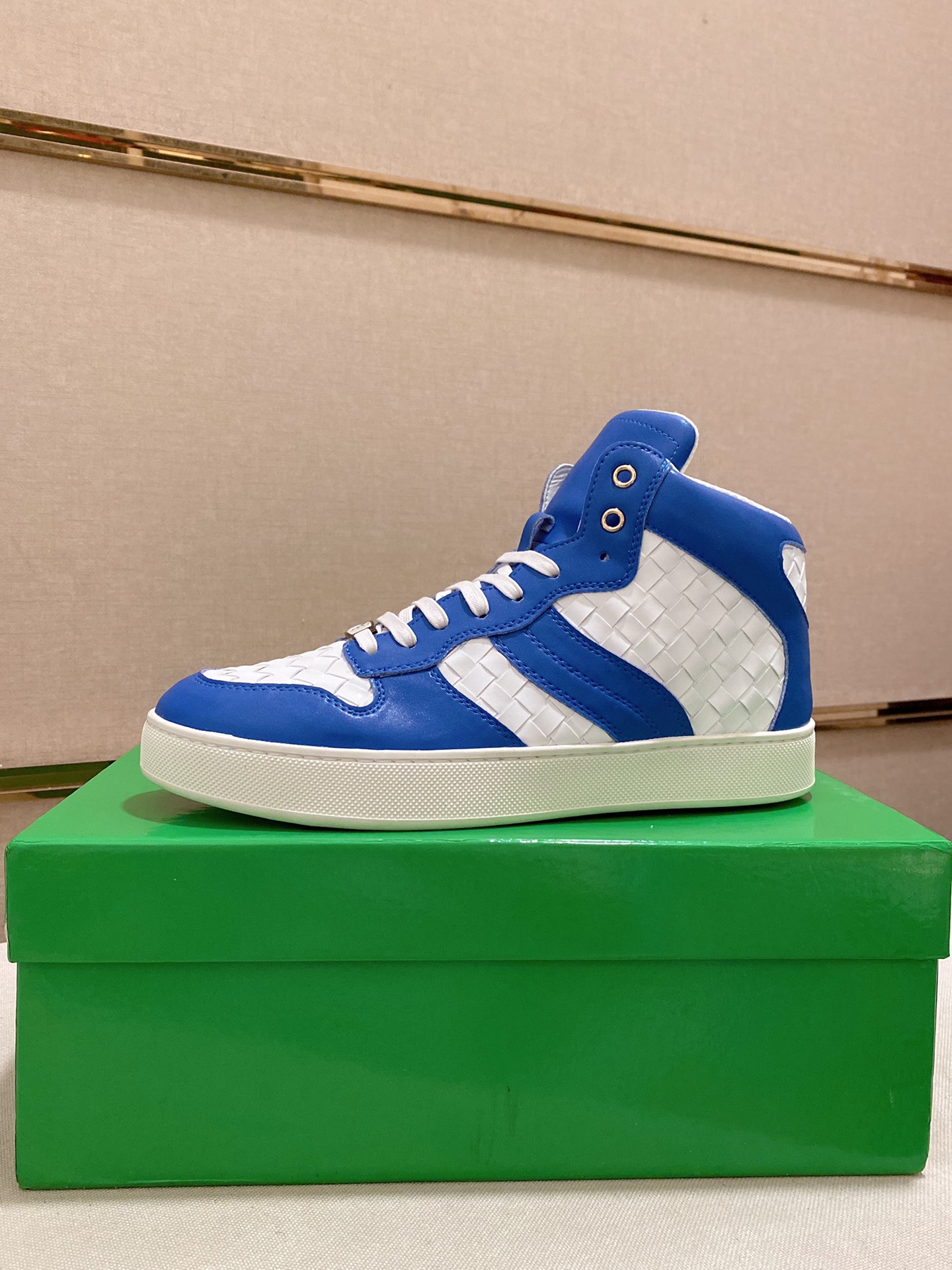 I5 Bottega Veneta 宝缇嘉 高帮男款 潮流款上市 官网同款 专柜品质[强][强][强]精选头层牛皮 高档大气 舒适舒适羊皮内 里 性价比超高款 原版耐磨橡胶大底 做工精细 用料上层 品质看得见 亲赶紧下手哦 鞋码38到44