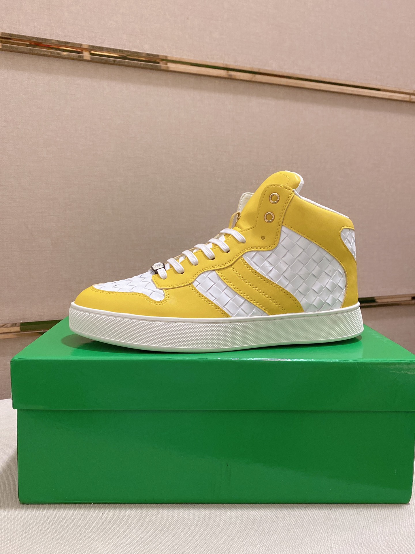 I5 Bottega Veneta 宝缇嘉 高帮男款 潮流款上市 官网同款 专柜品质[强][强][强]精选头层牛皮 高档大气 舒适舒适羊皮内 里 性价比超高款 原版耐磨橡胶大底 做工精细 用料上层 品质看得见 亲赶紧下手哦 鞋码38到44